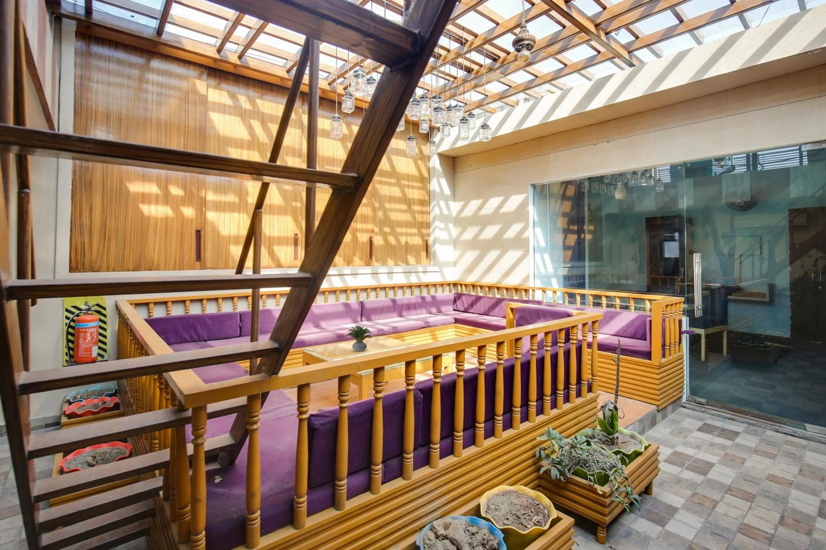 Restaurant/places to eat in Hotel O Sky Line