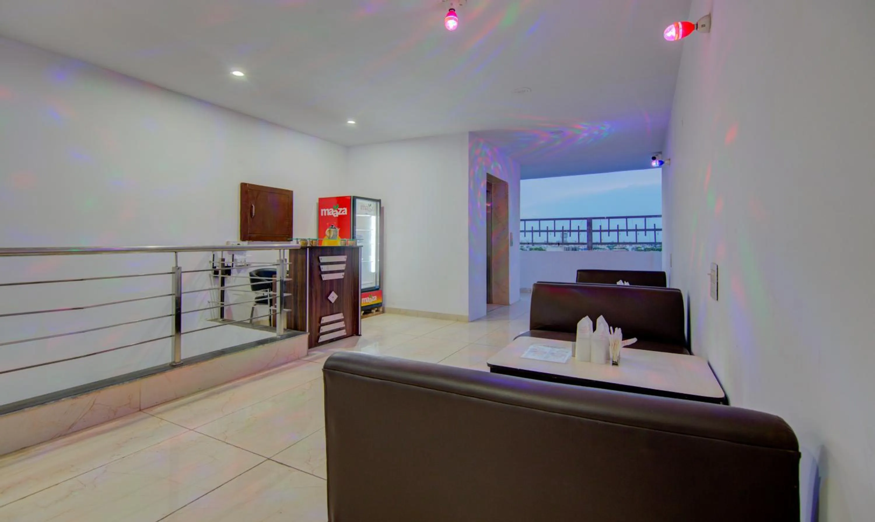 Restaurant/places to eat, Bed in Treebo The King Mohali