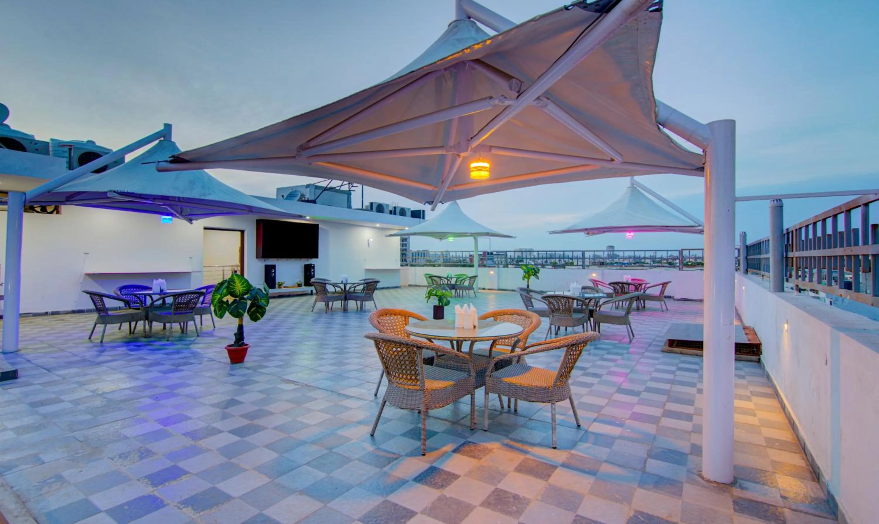 Restaurant/places to eat in Treebo The King Mohali