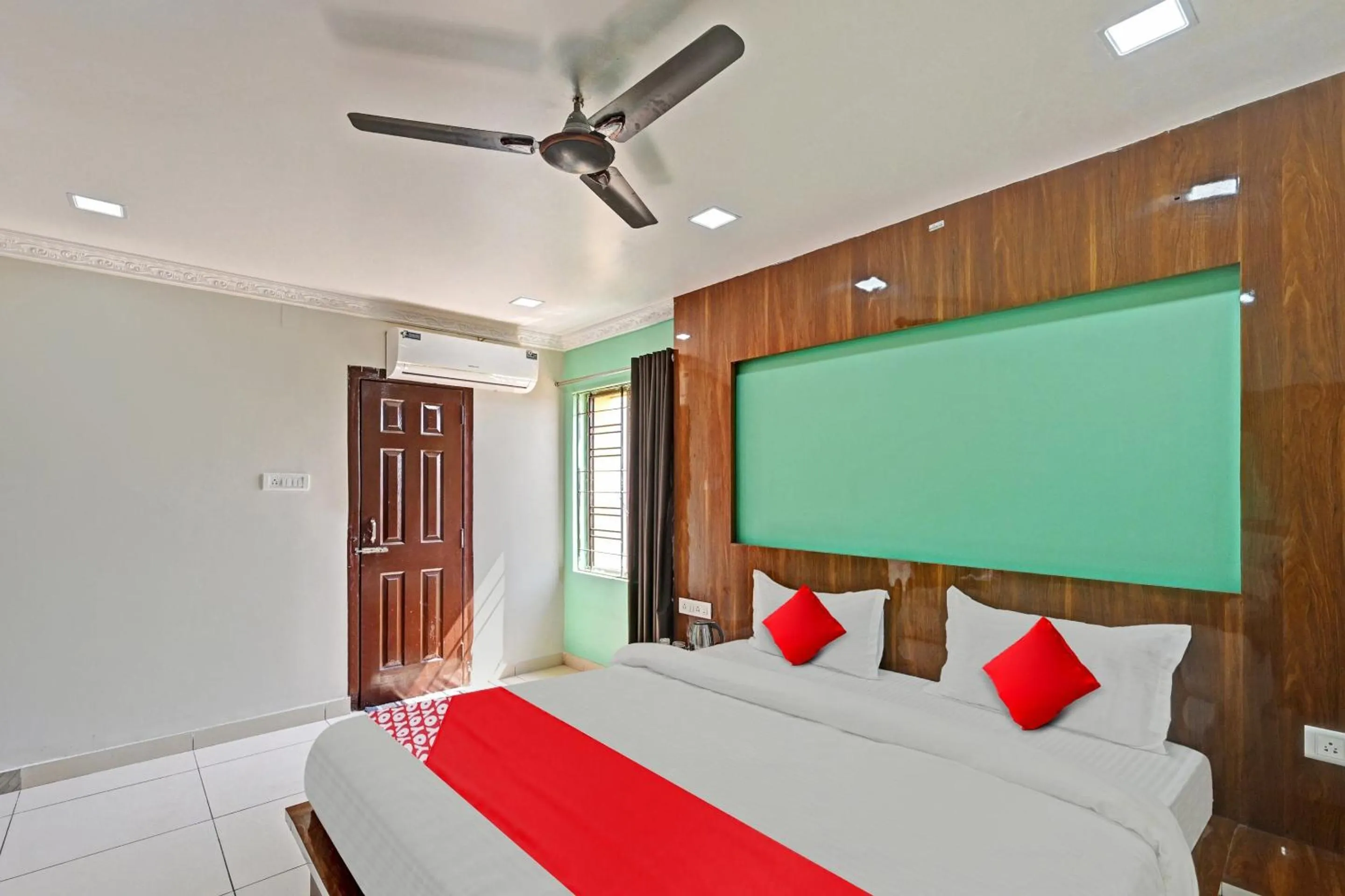 Bathroom in Hotel O Hi5 Days Inn Premium