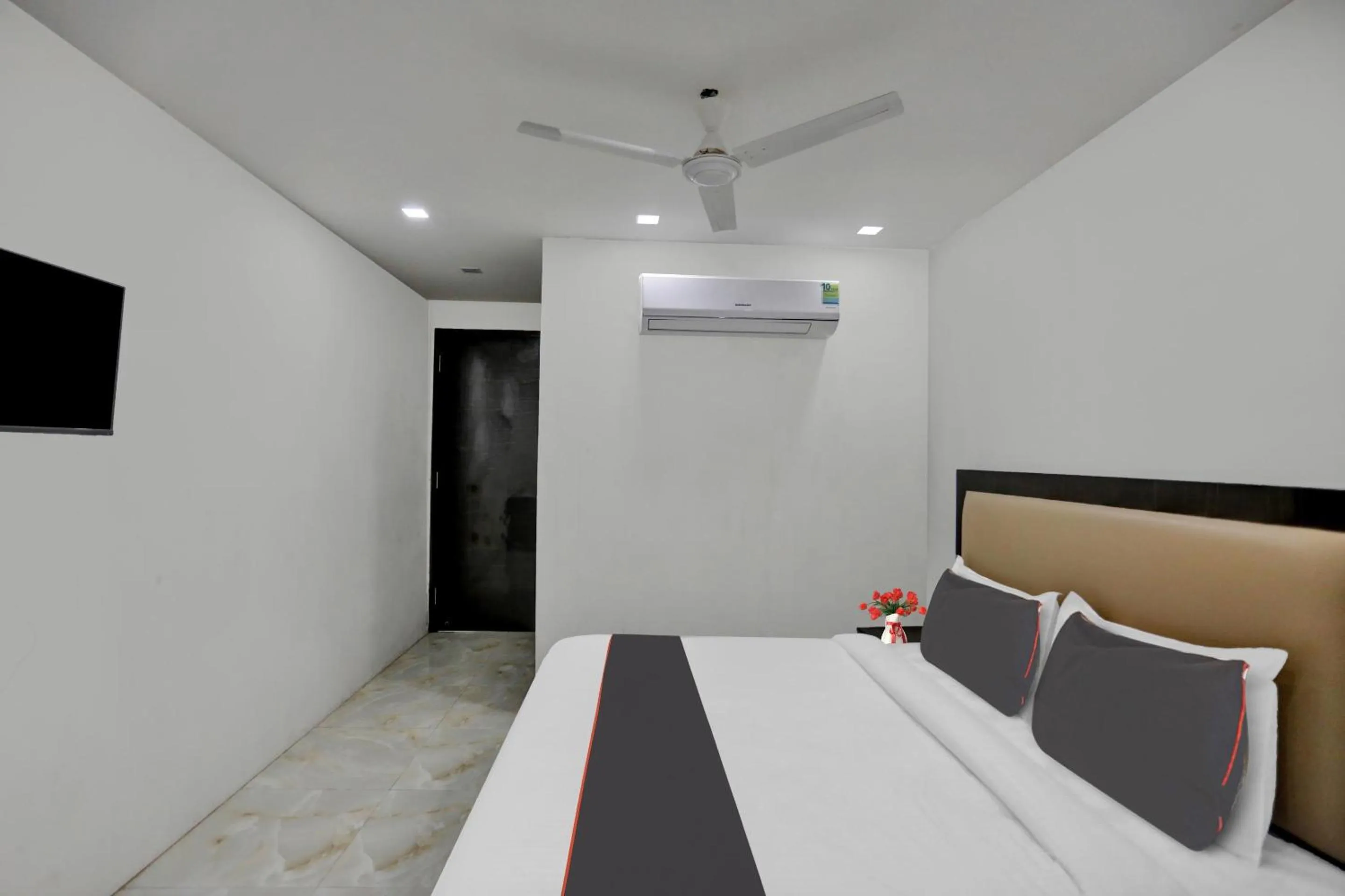 Bedroom, Bed in Townhouse THE ARROW Near Lotus Temple