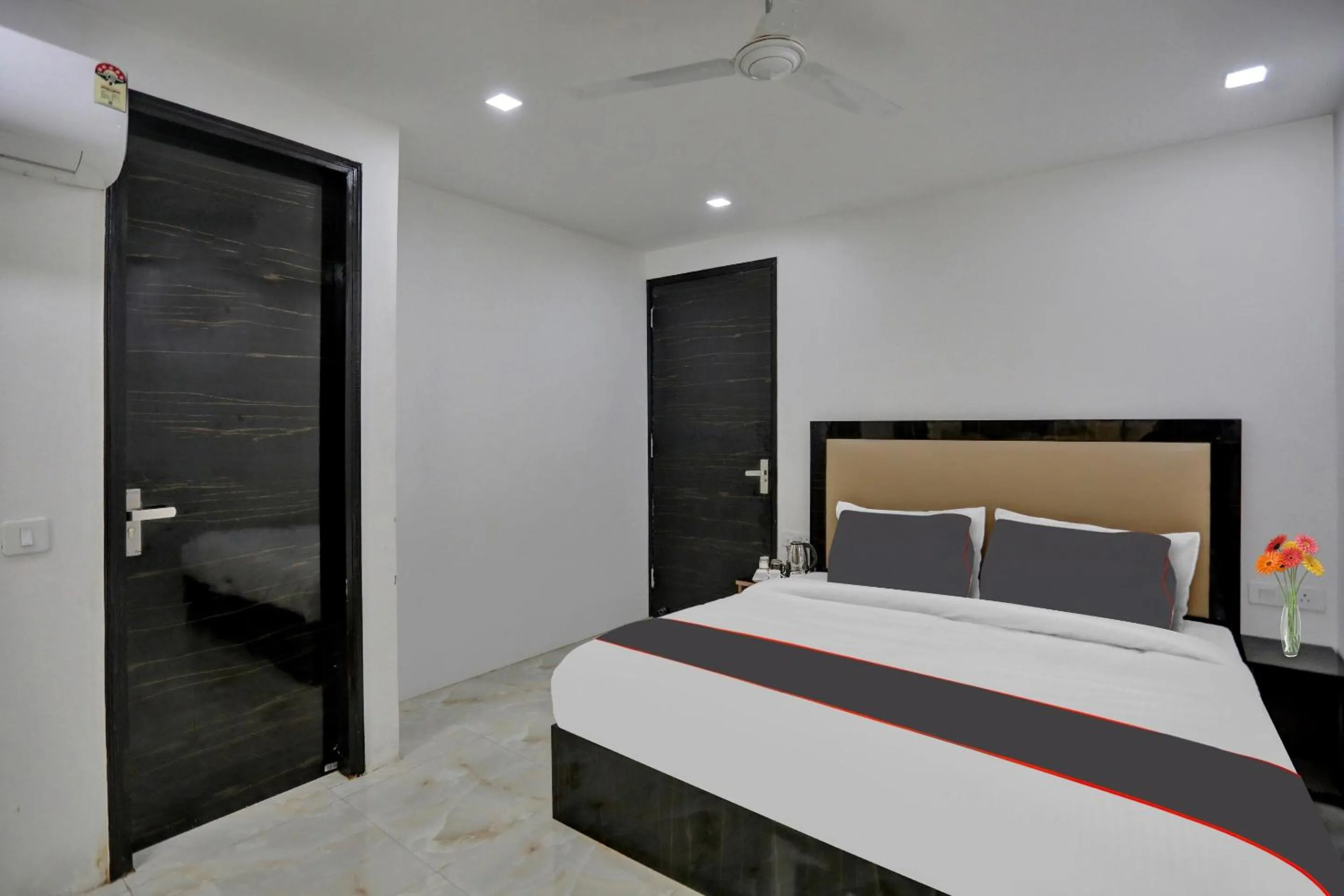 Bedroom, Bed in Townhouse THE ARROW Near Lotus Temple