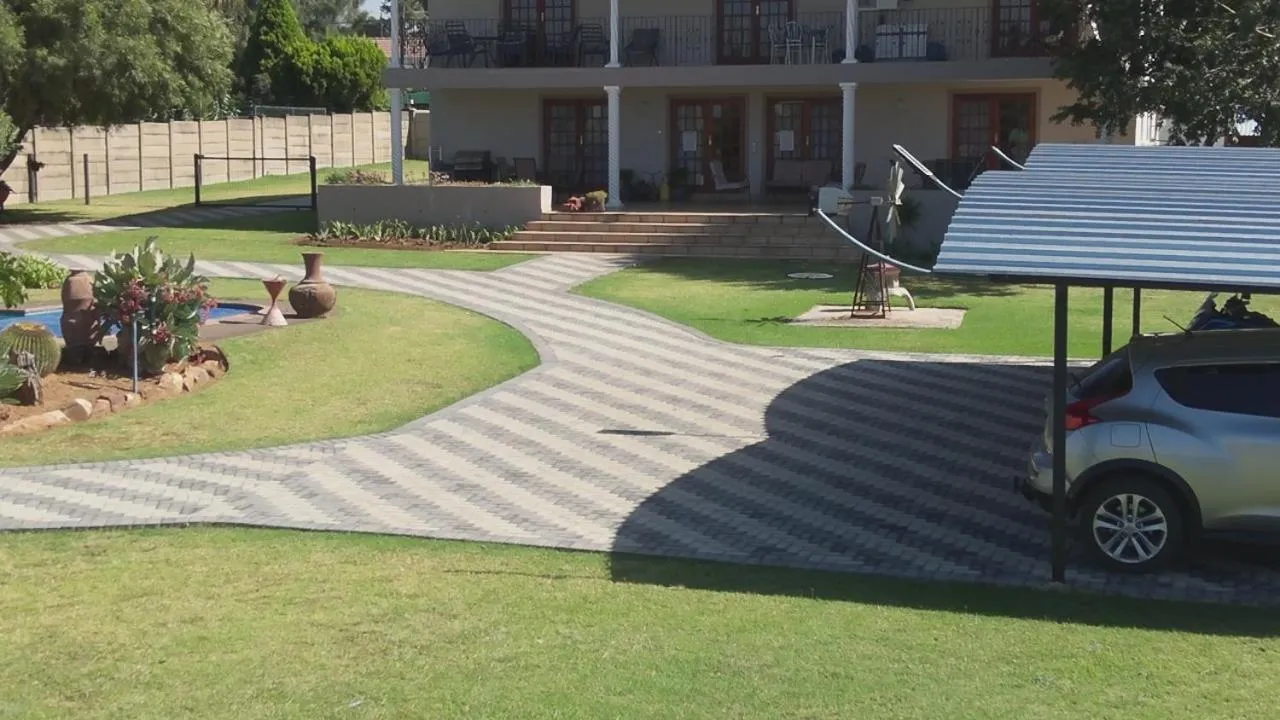 Parking in La Maison on Vaal Bed and Breakfast