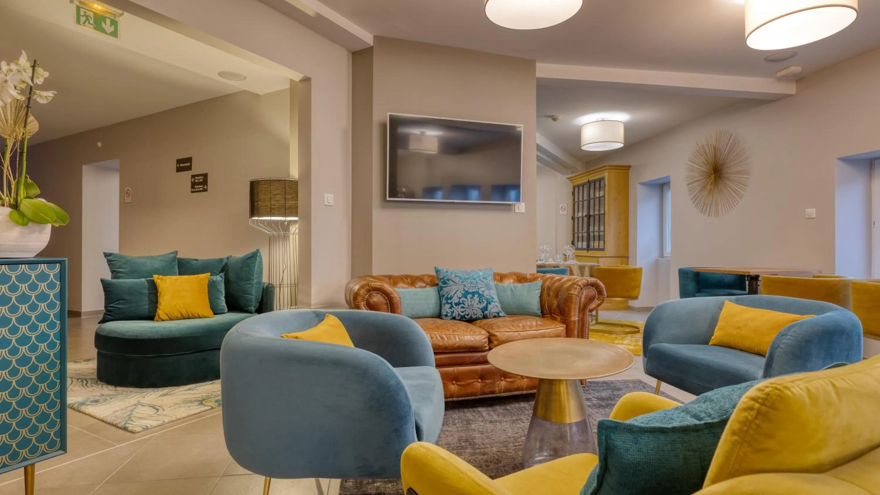 Communal lounge/ TV room in Hôtel L'Orée des plages