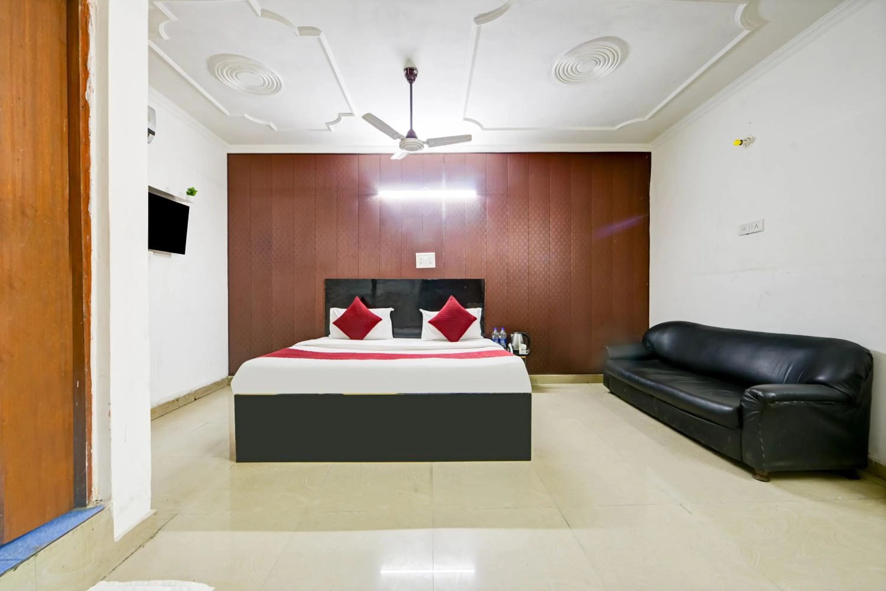 Bed in Hotel Quadis - Noida sec 15