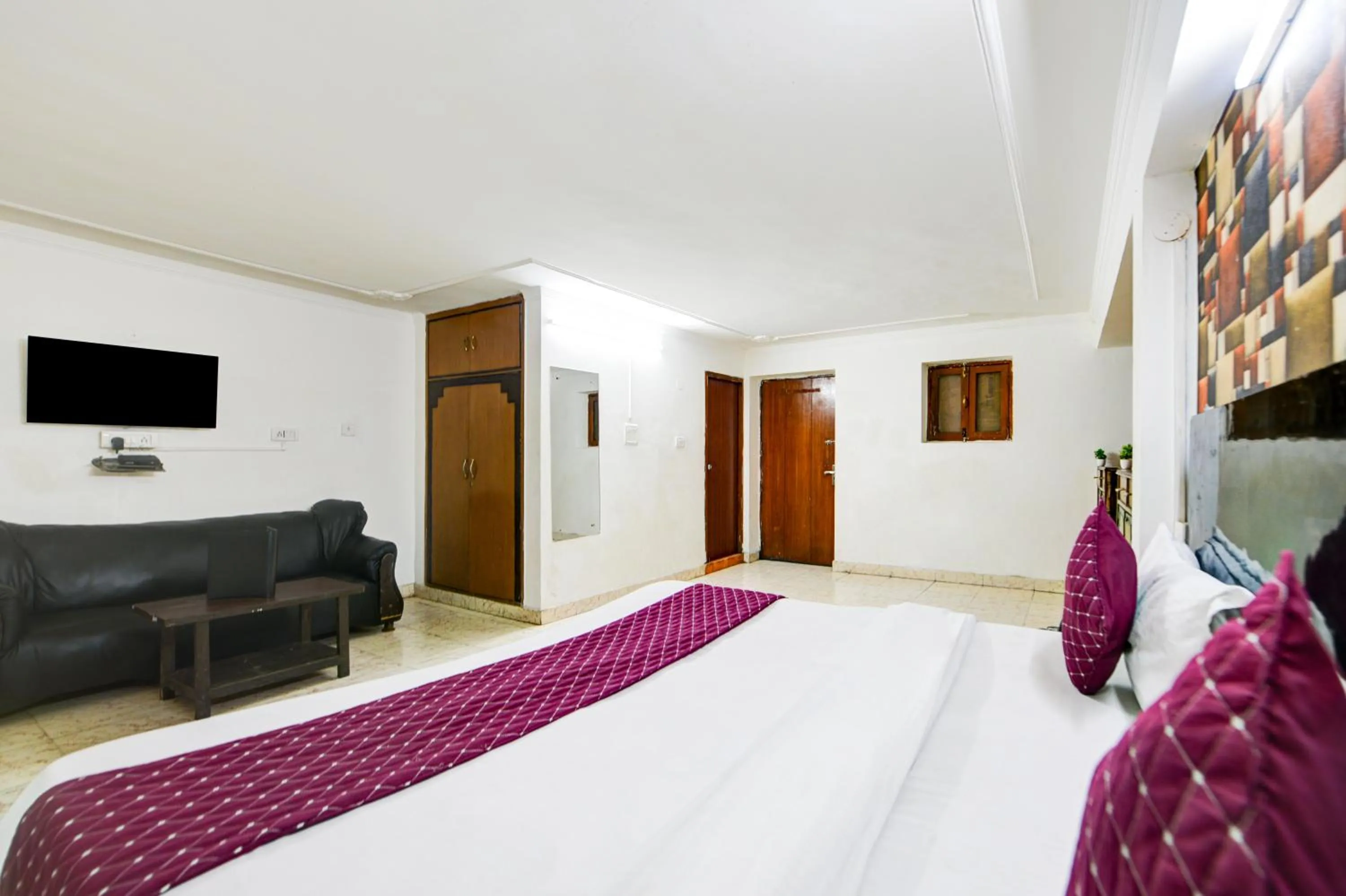 Bed in Hotel Quadis - Noida sec 15