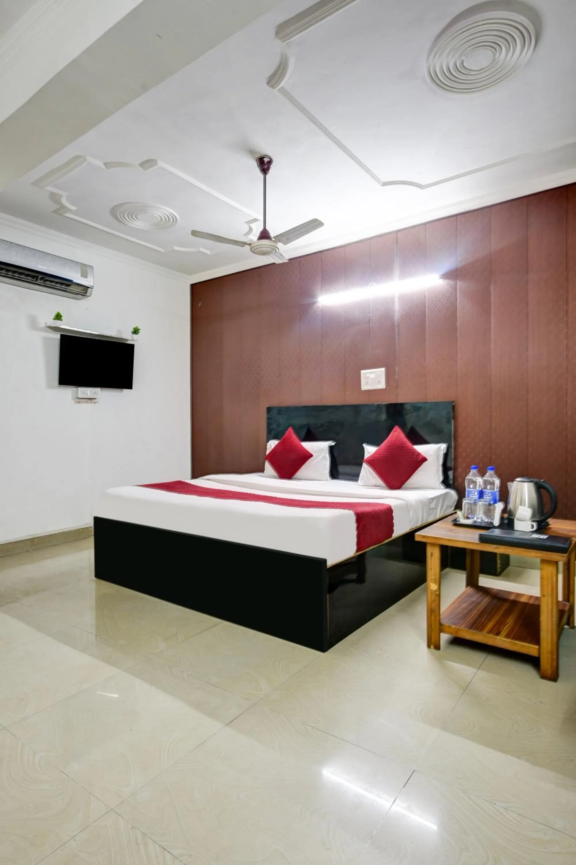 Bed in Hotel Quadis - Noida sec 15