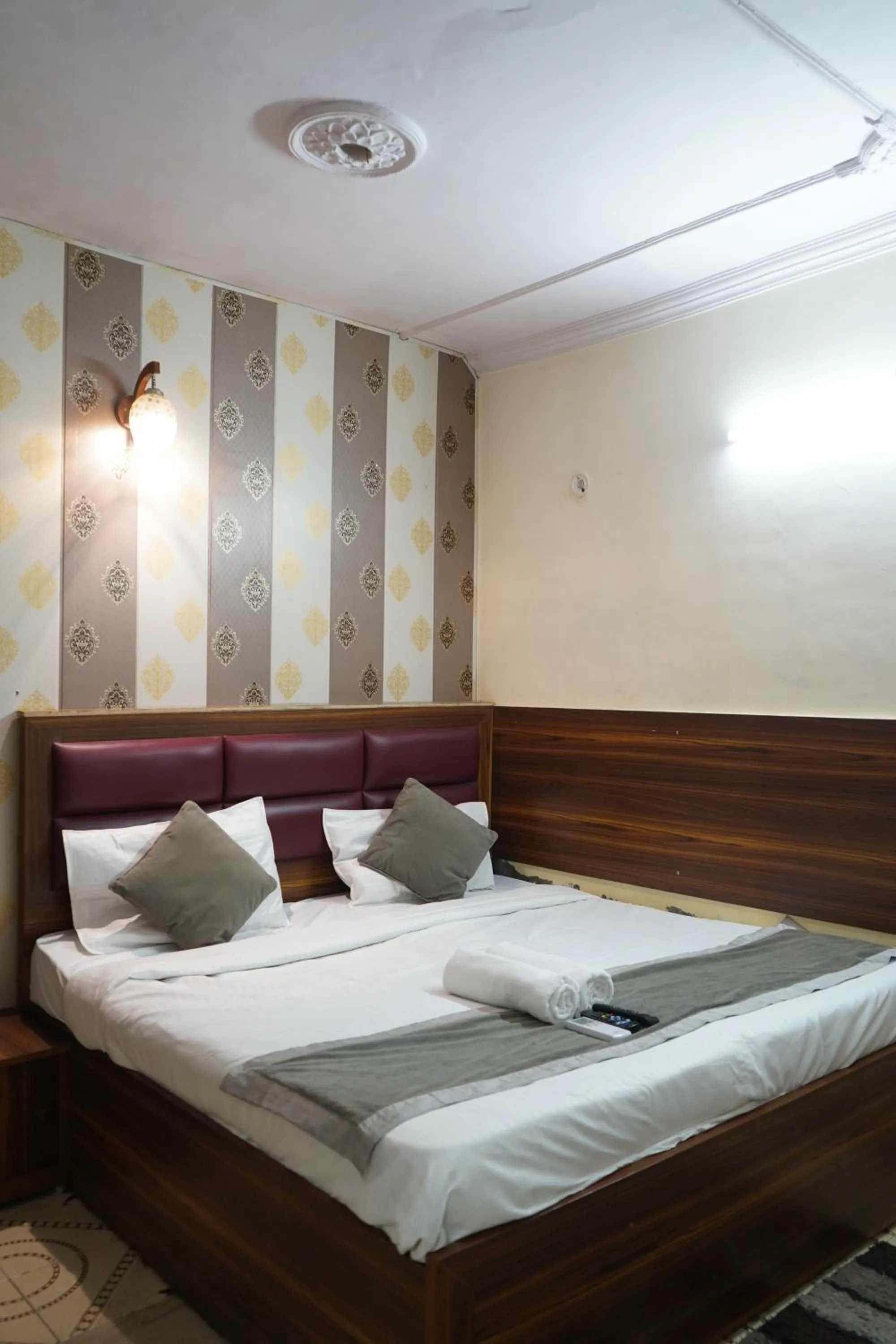 Bed in Hotel Quadis - Noida sec 15