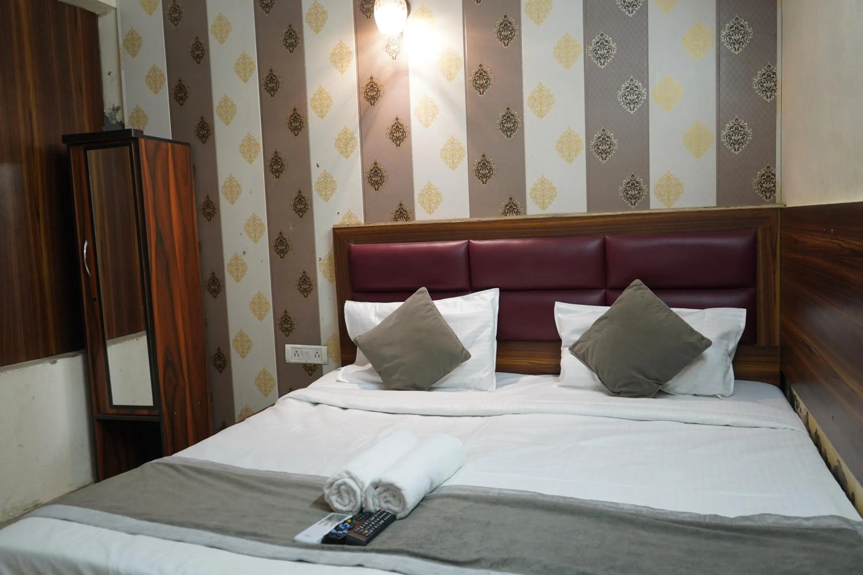Bed in Hotel Quadis - Noida sec 15