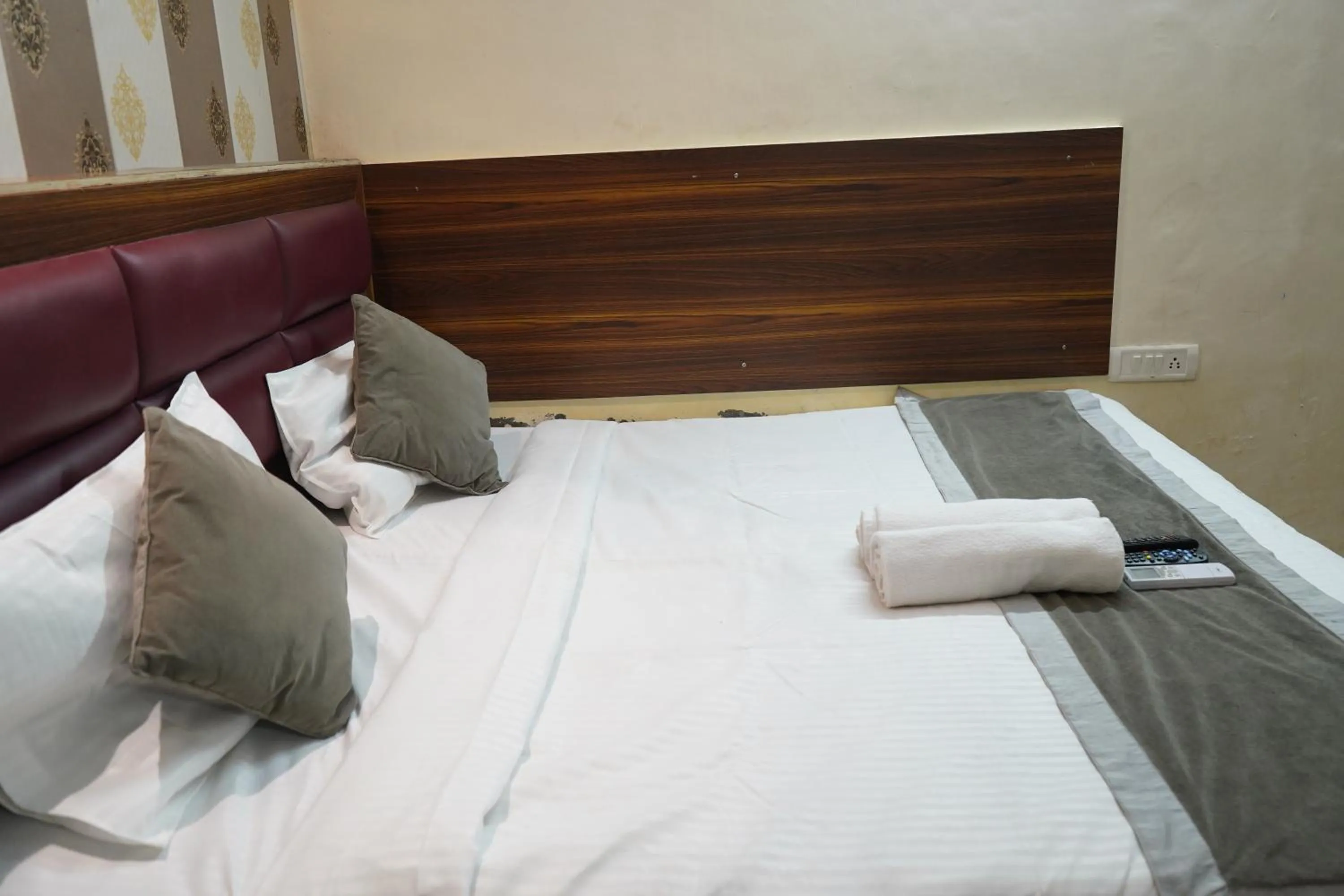 Bed in Hotel Quadis - Noida sec 15