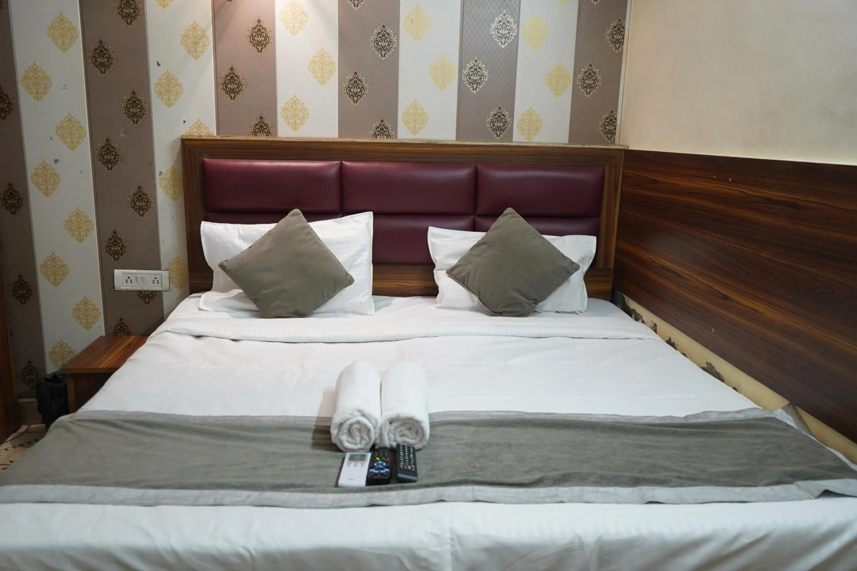 Bed in Hotel Quadis - Noida sec 15