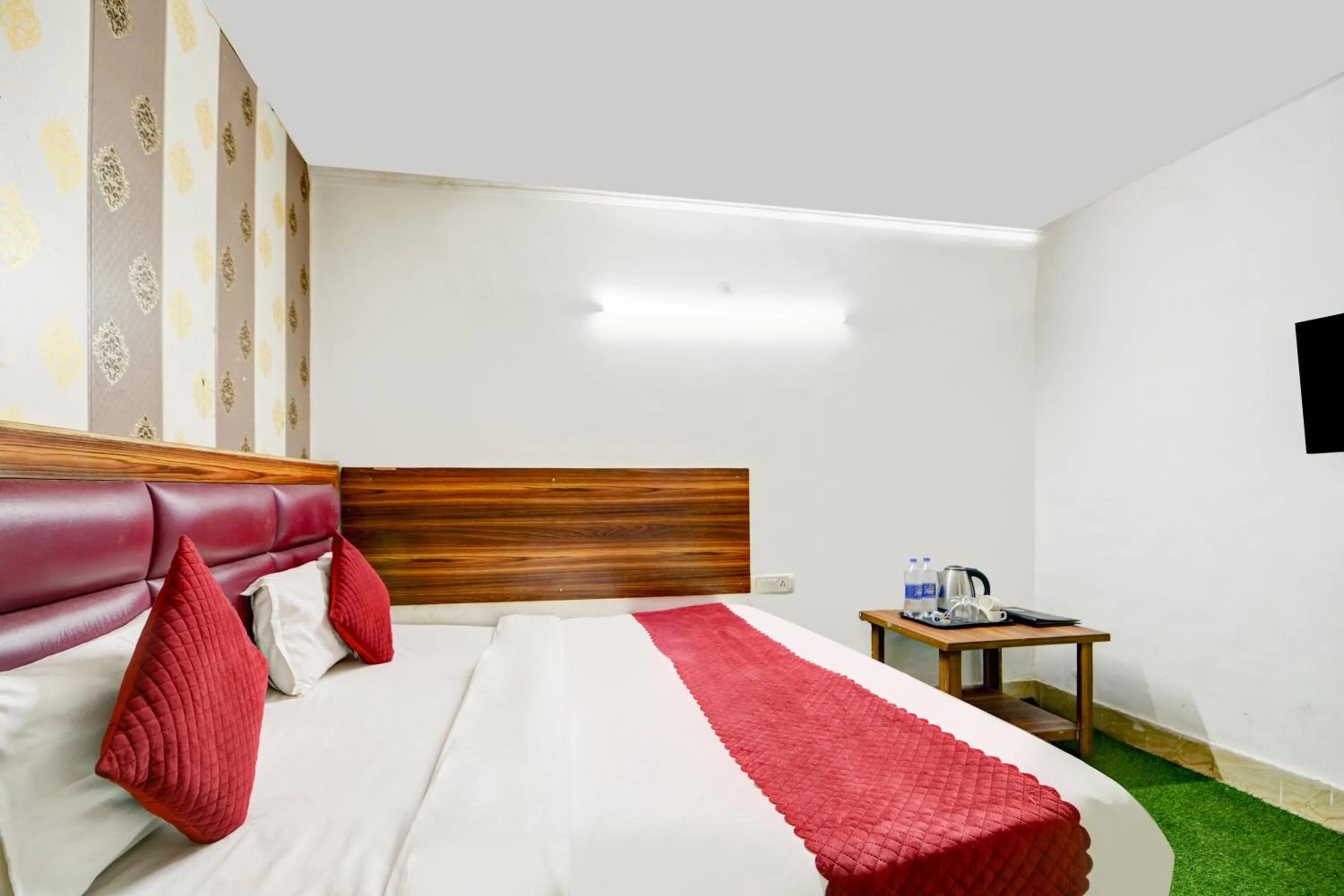 Bed in Hotel Quadis - Noida sec 15