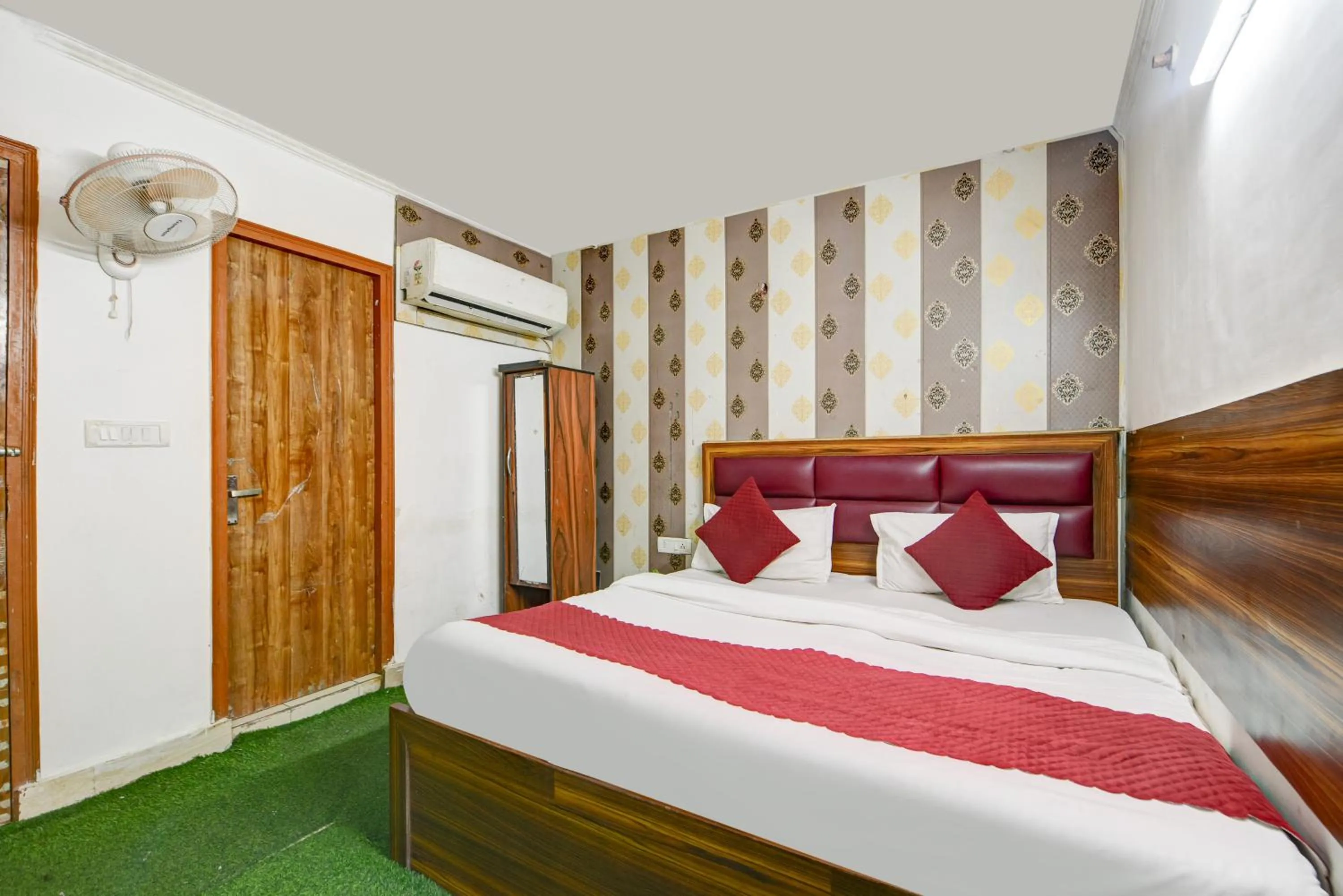 Bed in Hotel Quadis - Noida sec 15