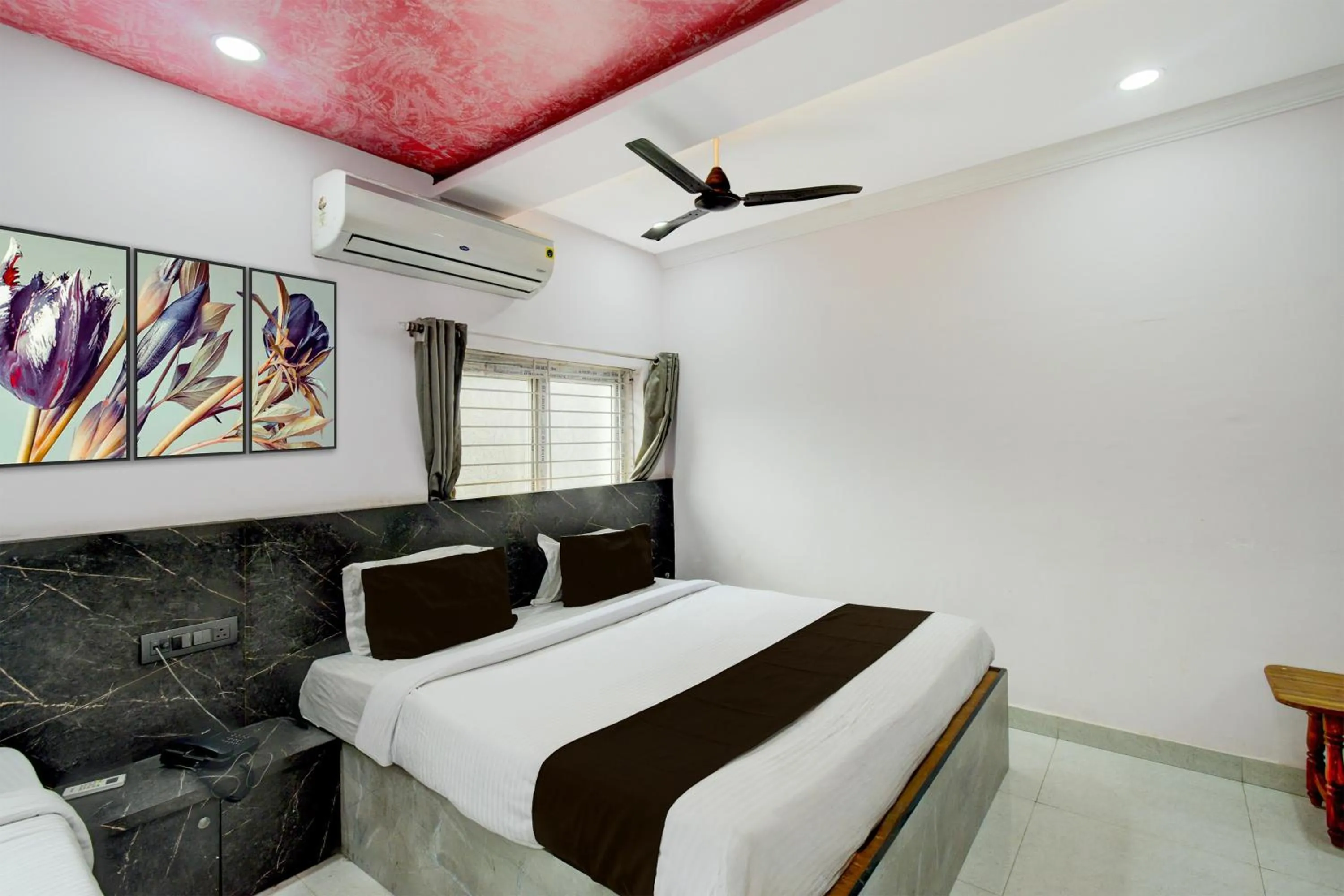 Bedroom, Bed in Super Collection O Karmanghat Bus Terminal Hyderabad Formerly Hotel Chirag Stays