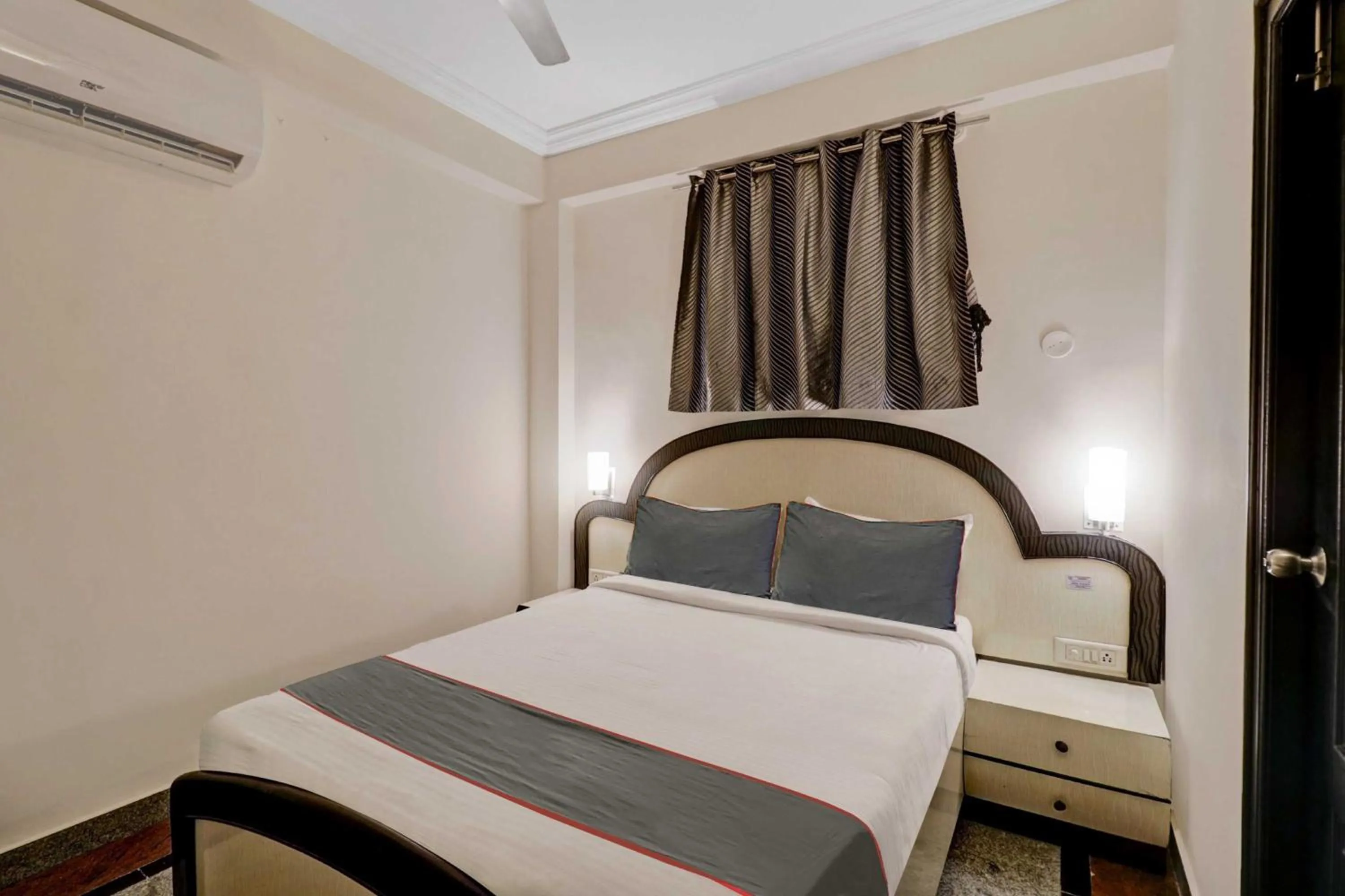 Bedroom, Bed in Super Collection O Sabharwal Residency Near Lalbagh Botanical Garden