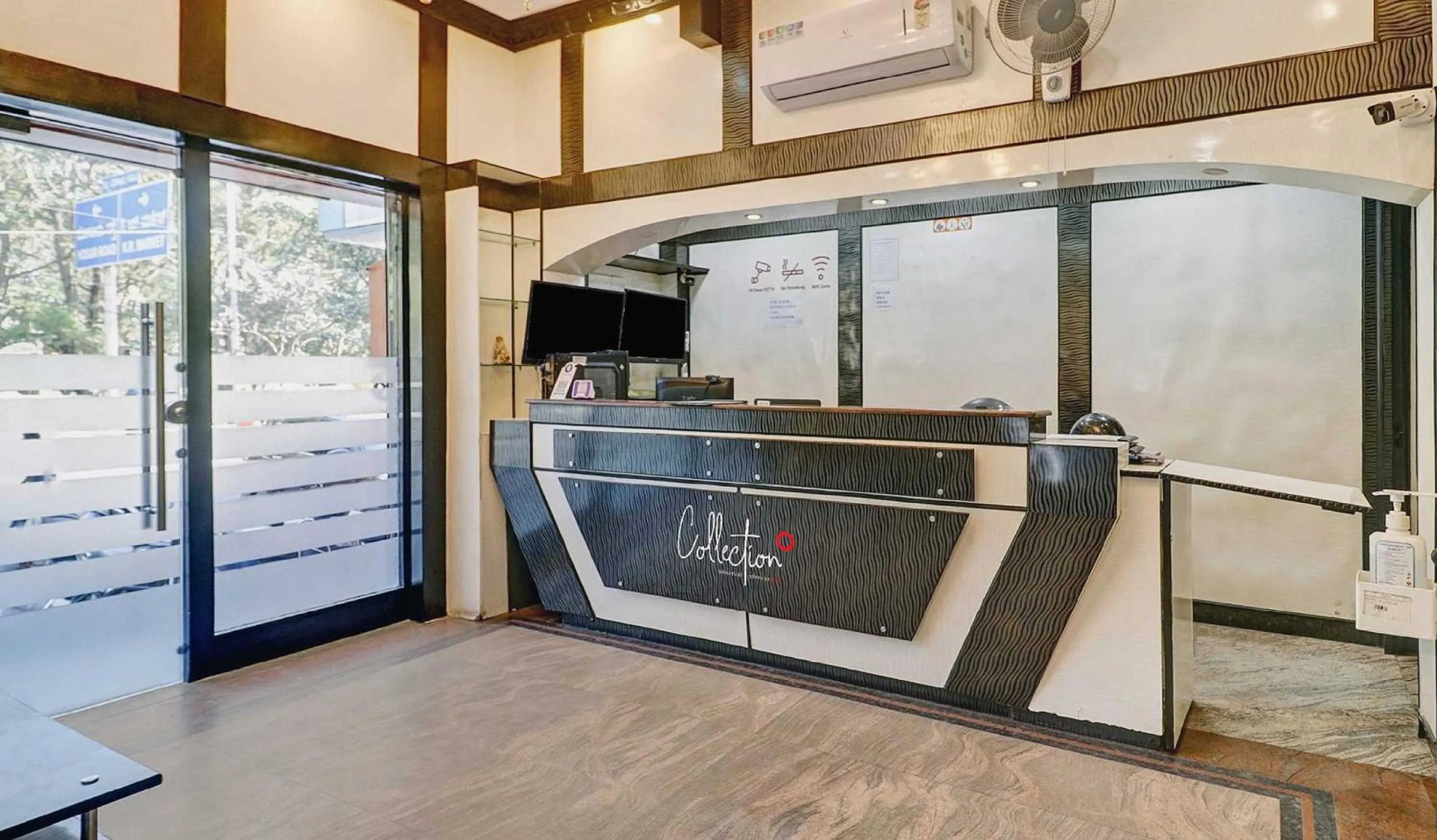 Lobby or reception in Super Collection O Sabharwal Residency Near Lalbagh Botanical Garden