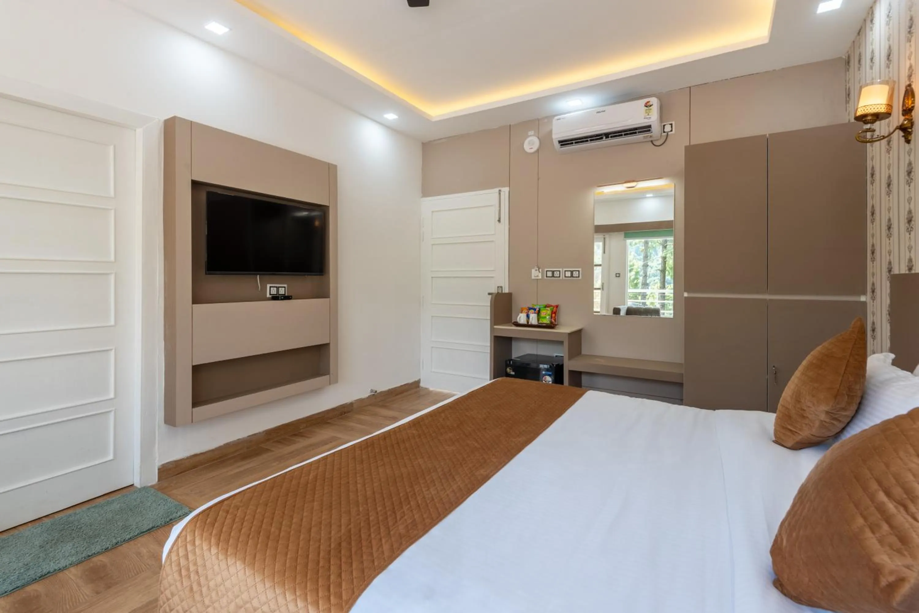 Bed in DLS Nature Trinket Resort - Dalhousie with Swimming Pool