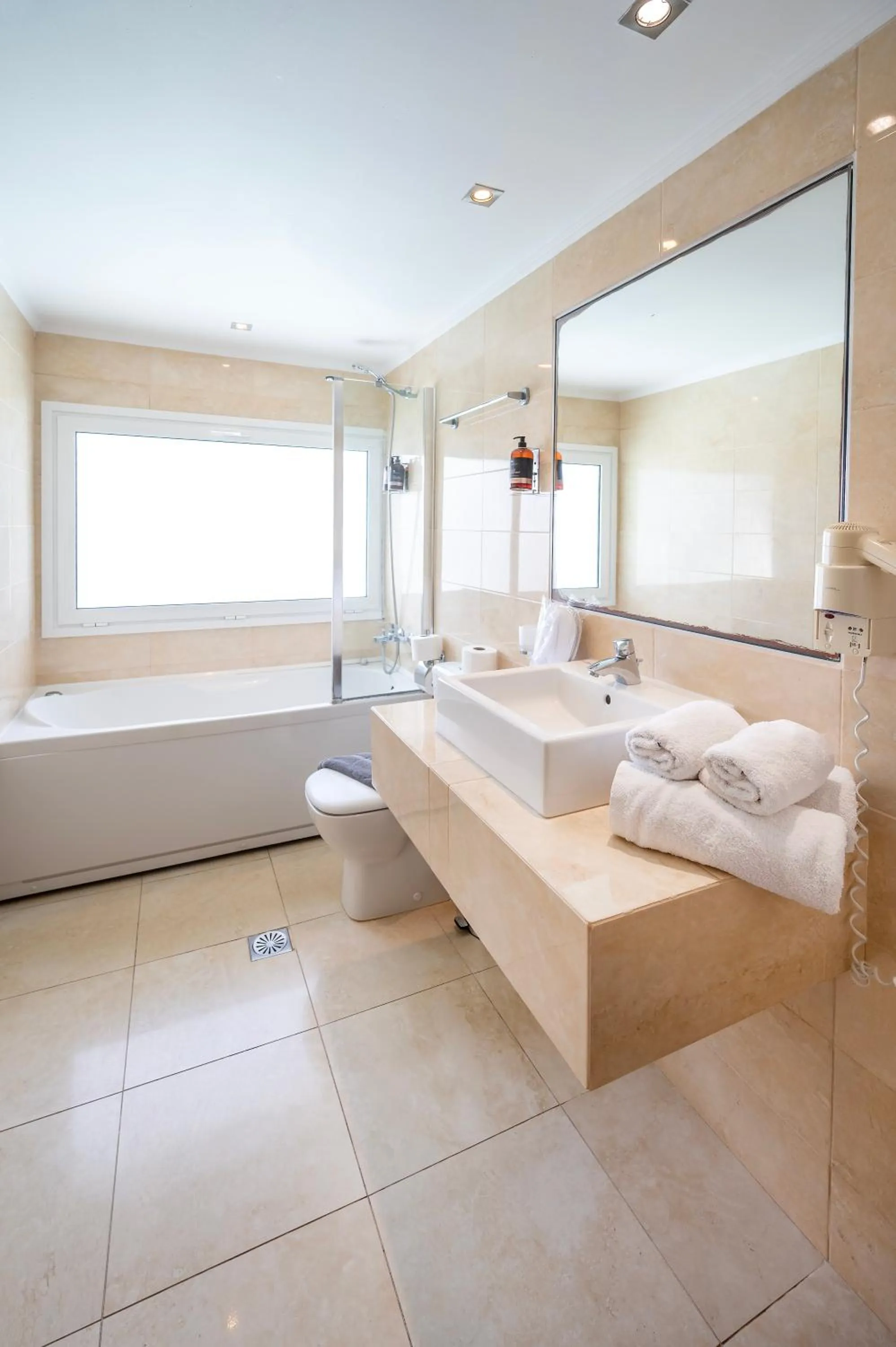 Bathroom, Bed in Smy Santorini Suites & Villas