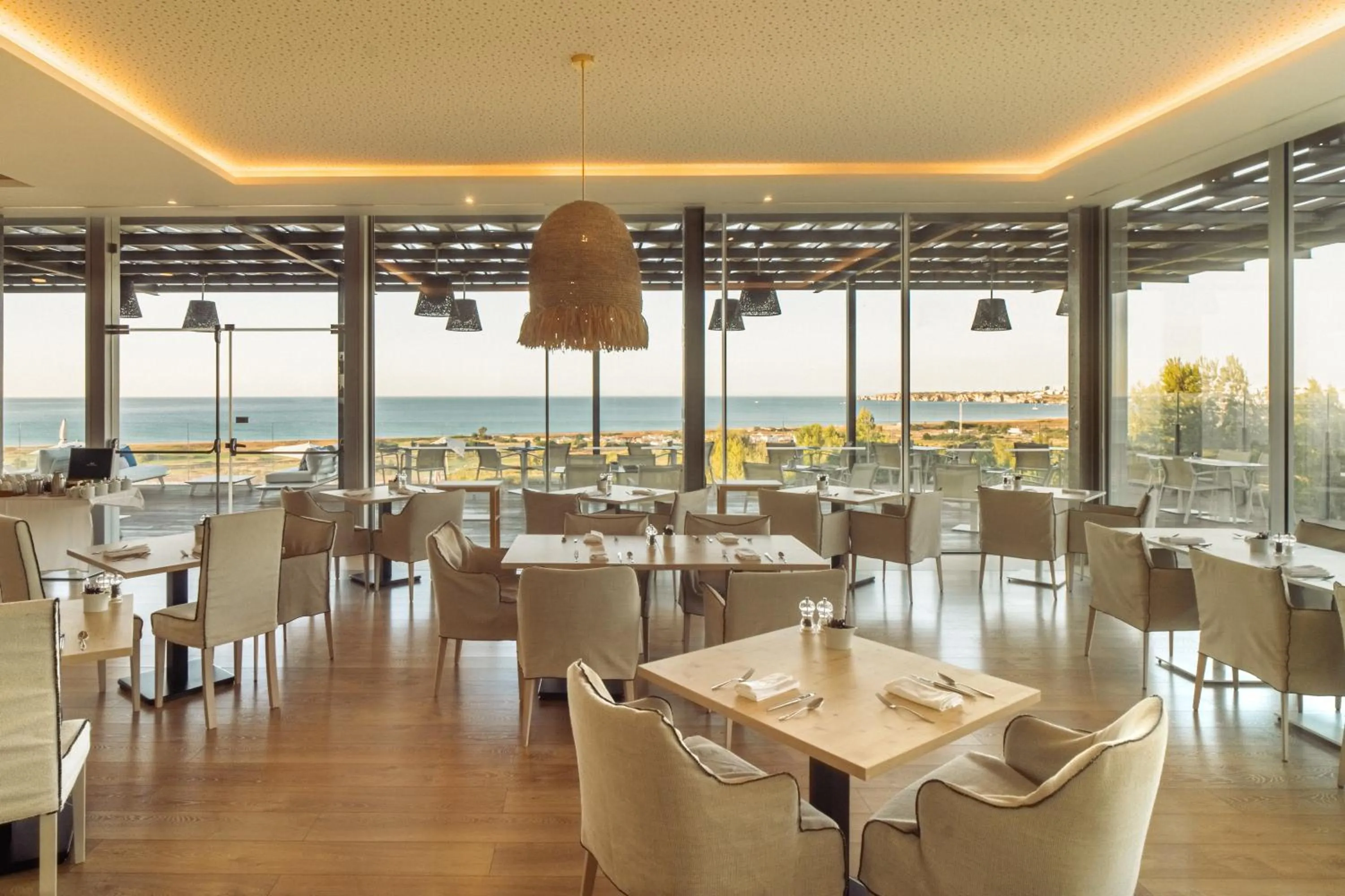 Restaurant/places to eat in Palmares Signature Apartments