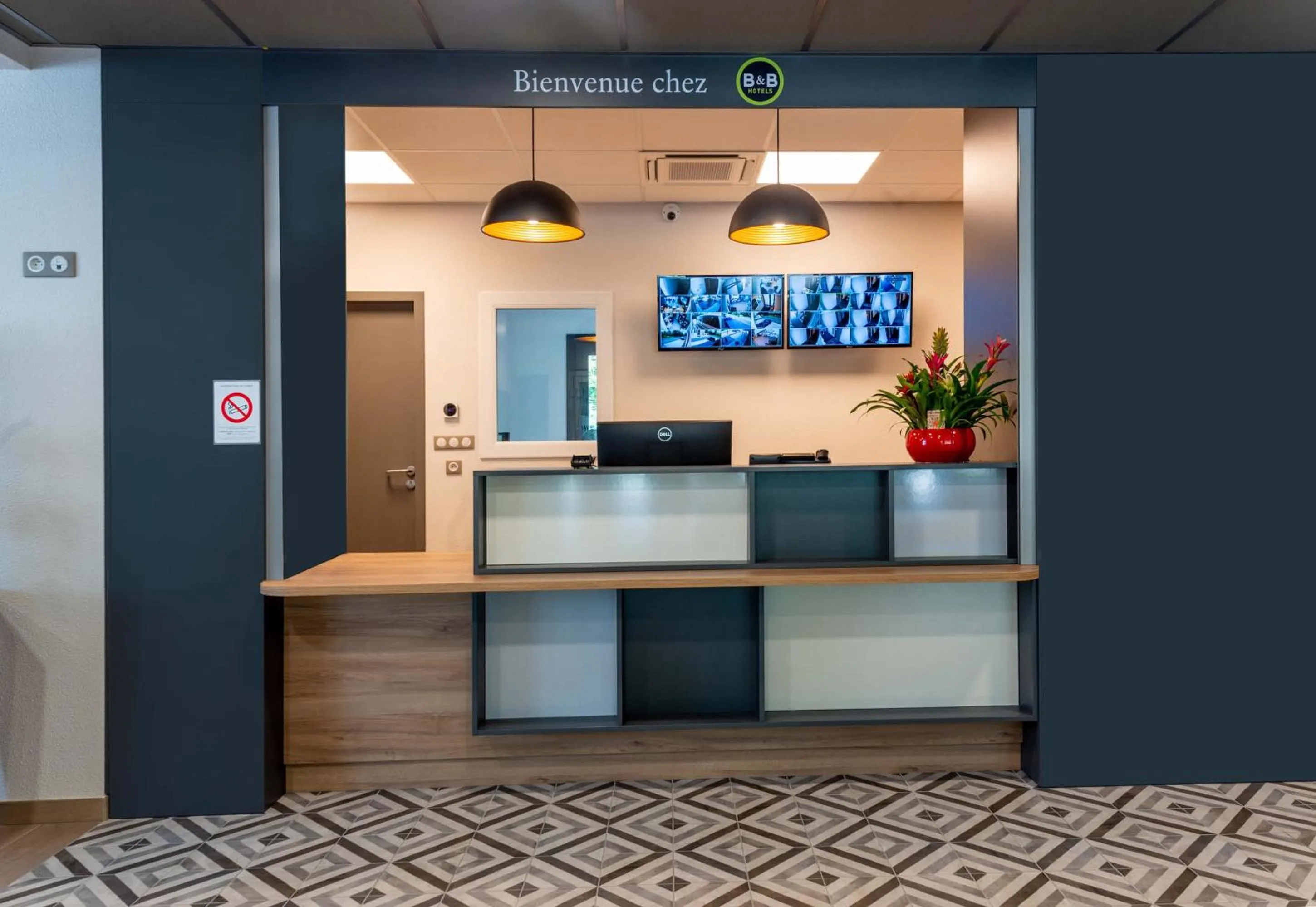 Lobby or reception in B&B HOTEL Aix-les-Bains