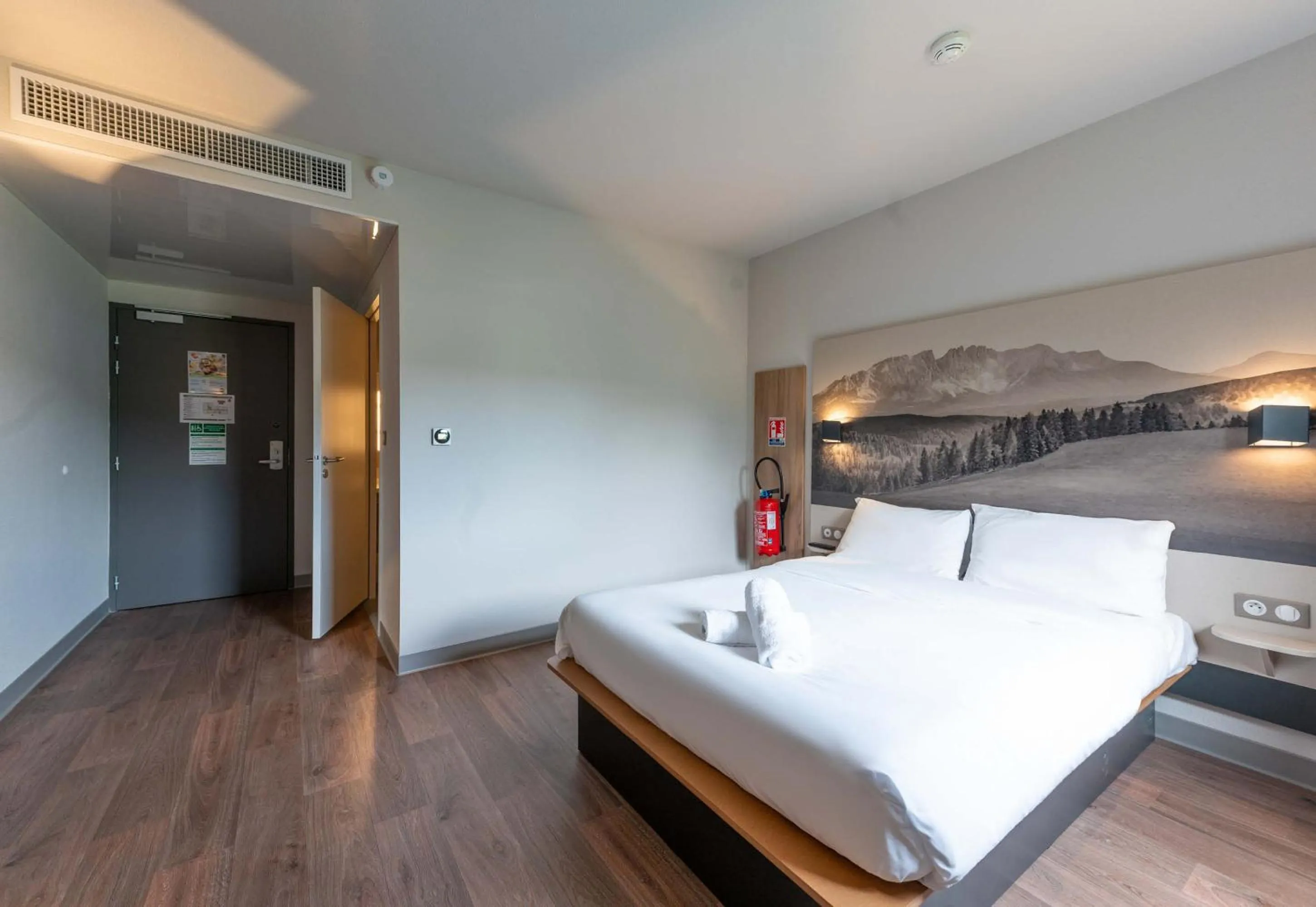 Bedroom, Bed in B&B HOTEL Aix-les-Bains