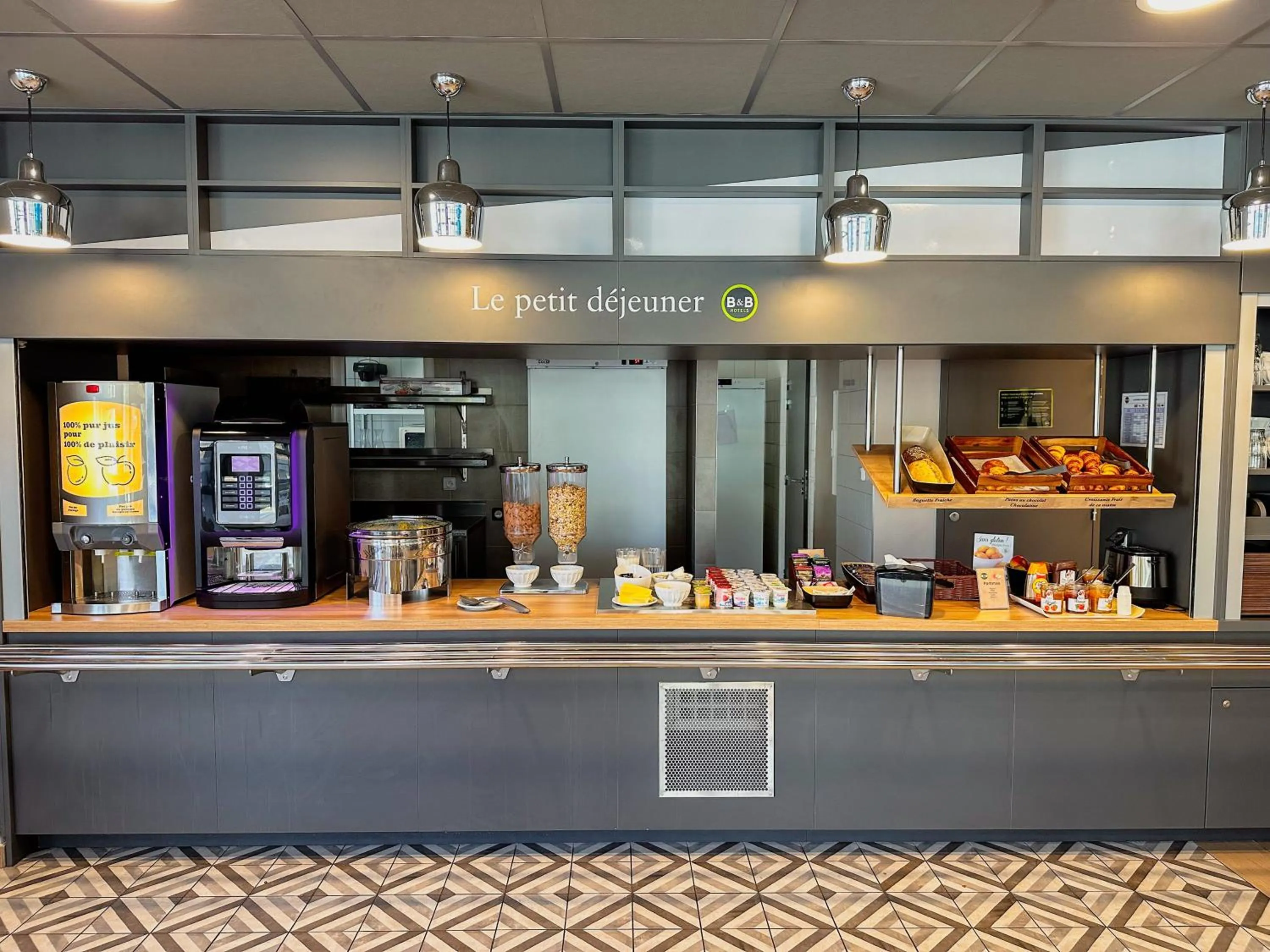 Breakfast in B&B HOTEL Aix-les-Bains