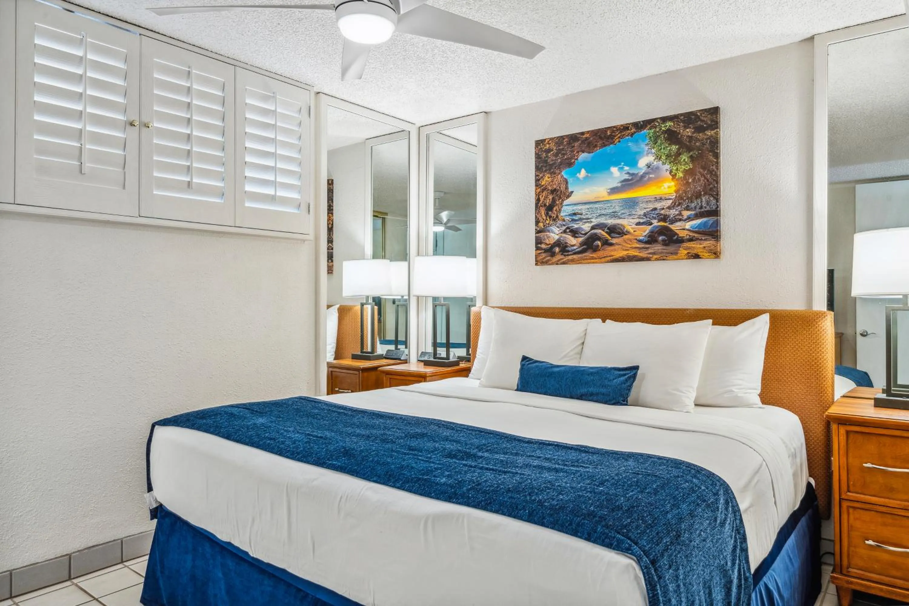 Bed in Maui Schooner Resort