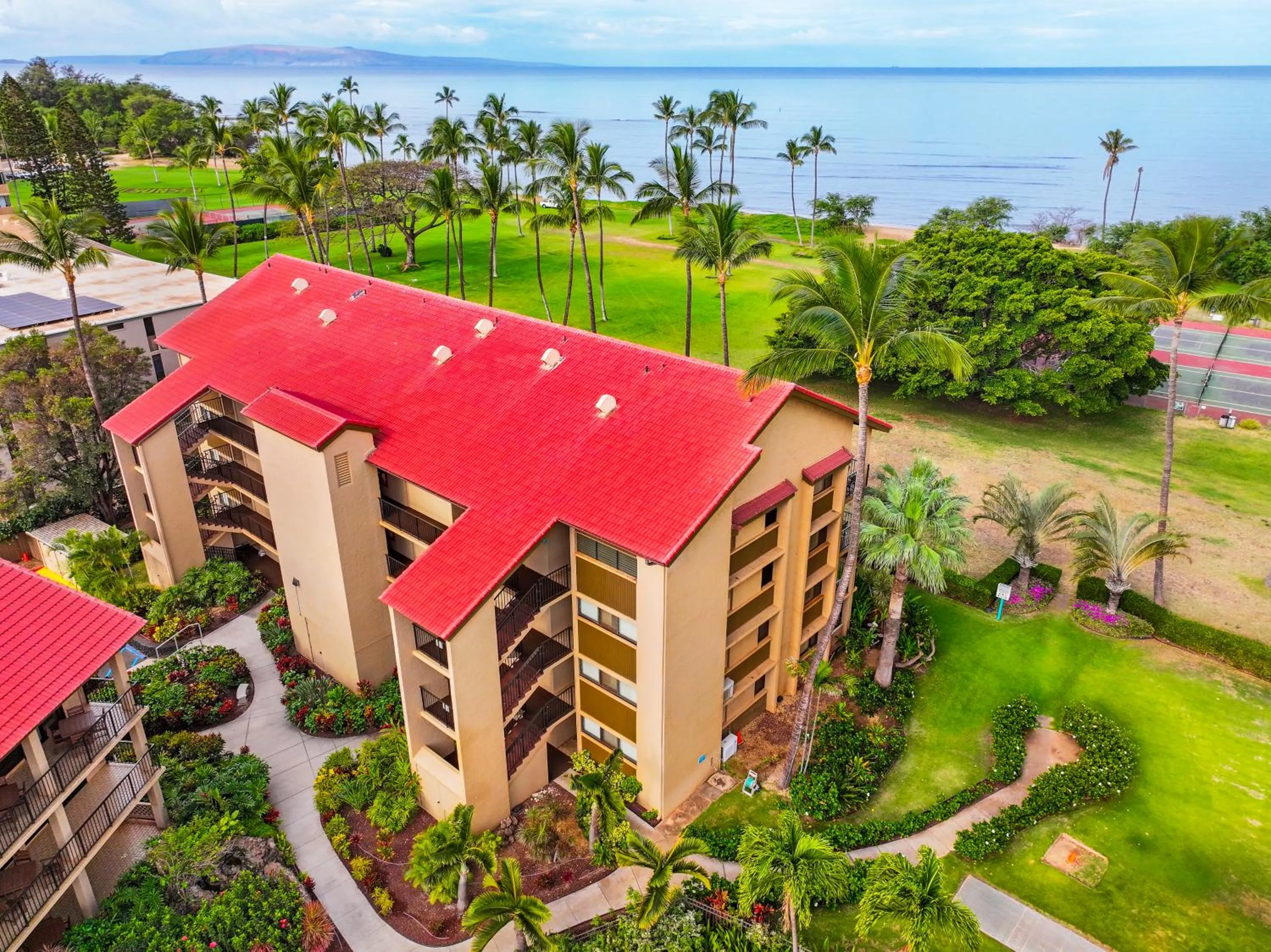Property building in Maui Schooner Resort