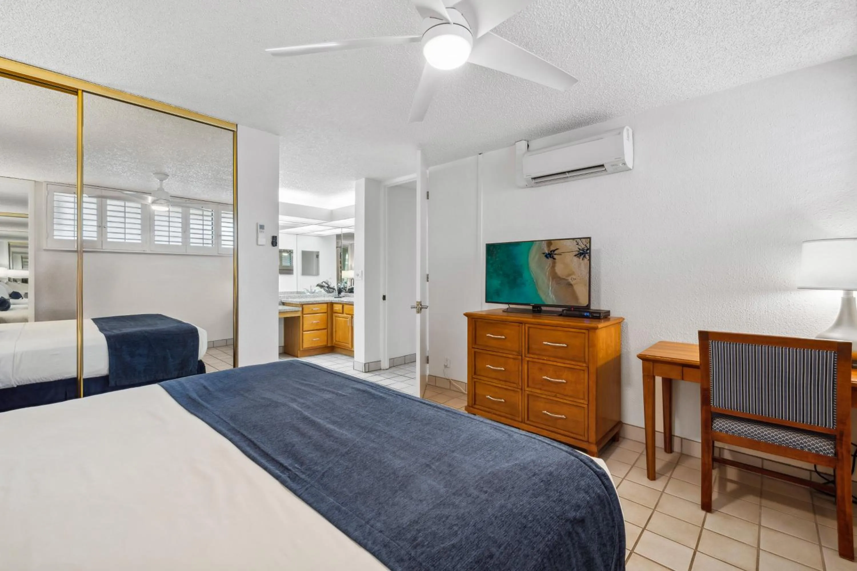 Bed in Maui Schooner Resort