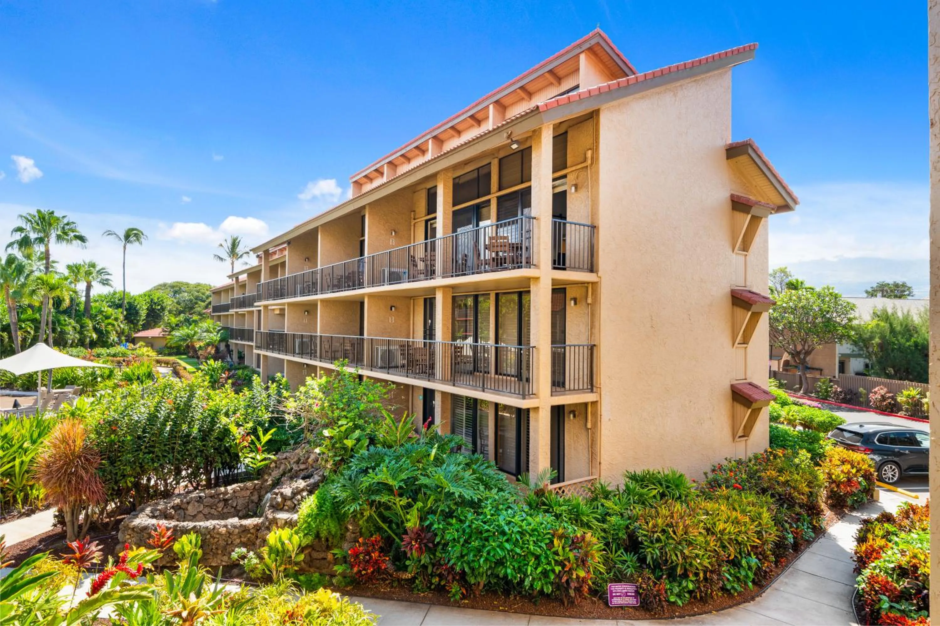 Property building in Maui Schooner Resort