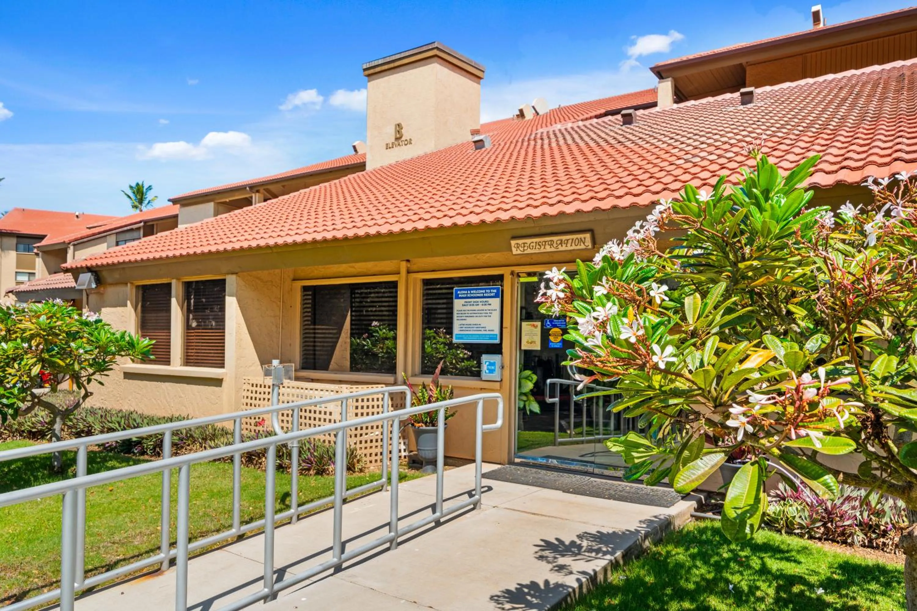 Property building in Maui Schooner Resort