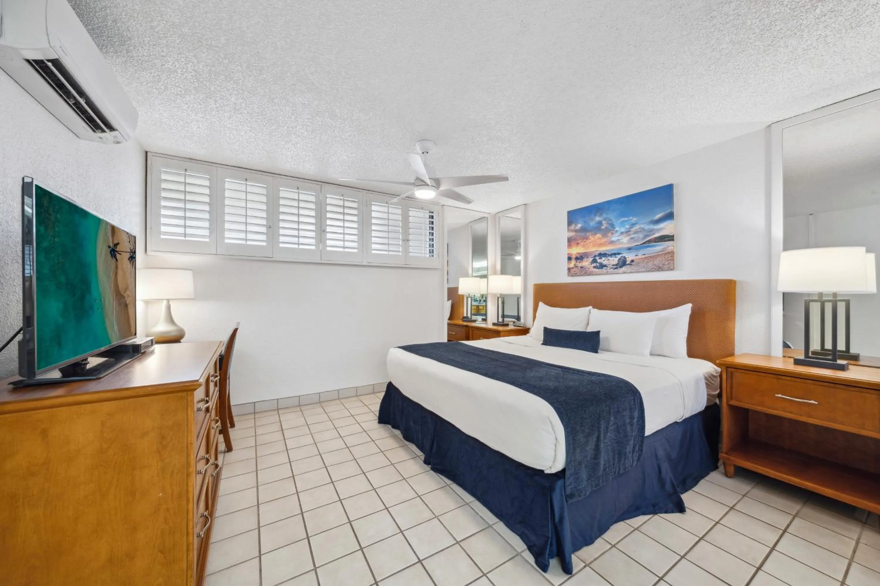 Bed in Maui Schooner Resort