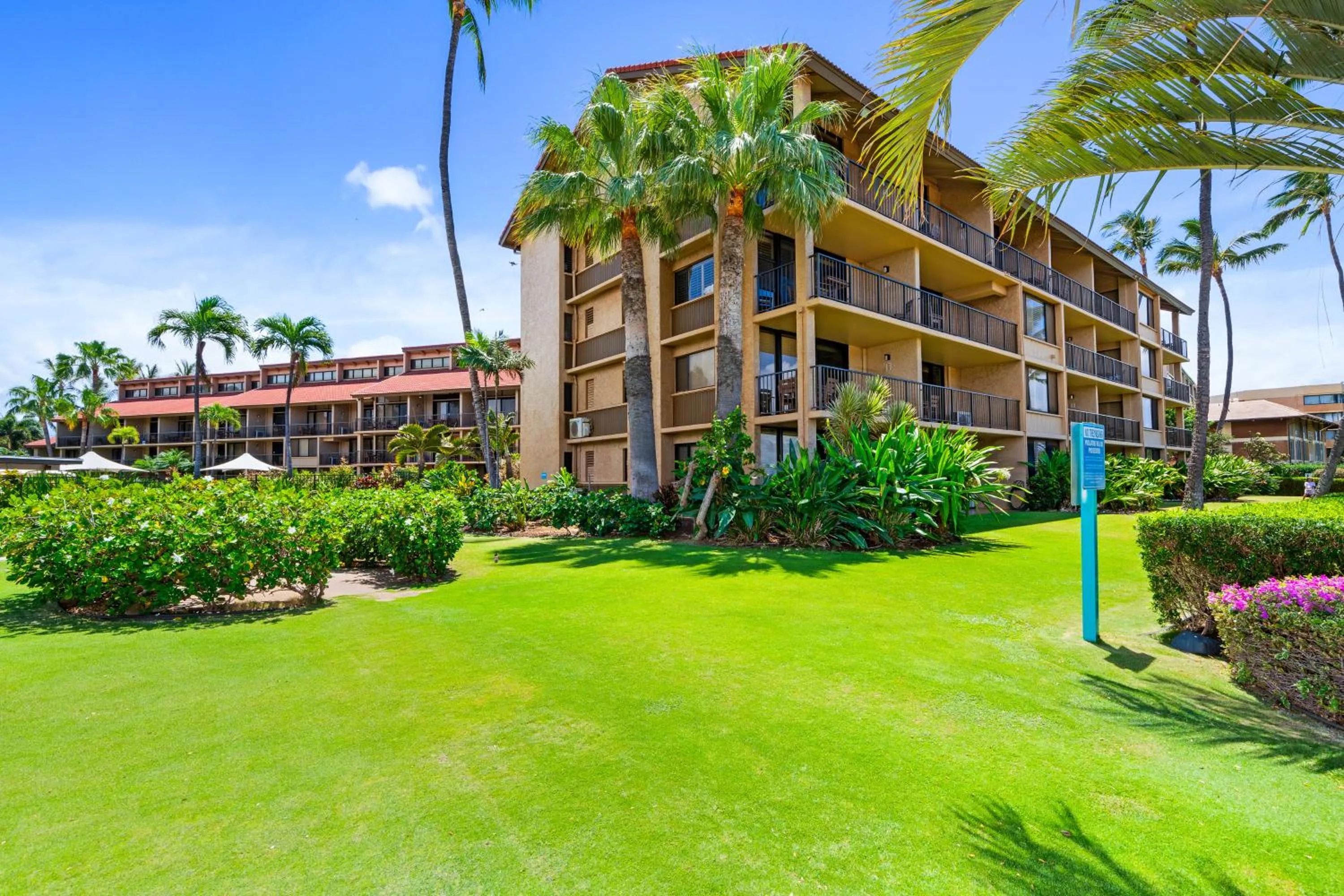 Property building in Maui Schooner Resort
