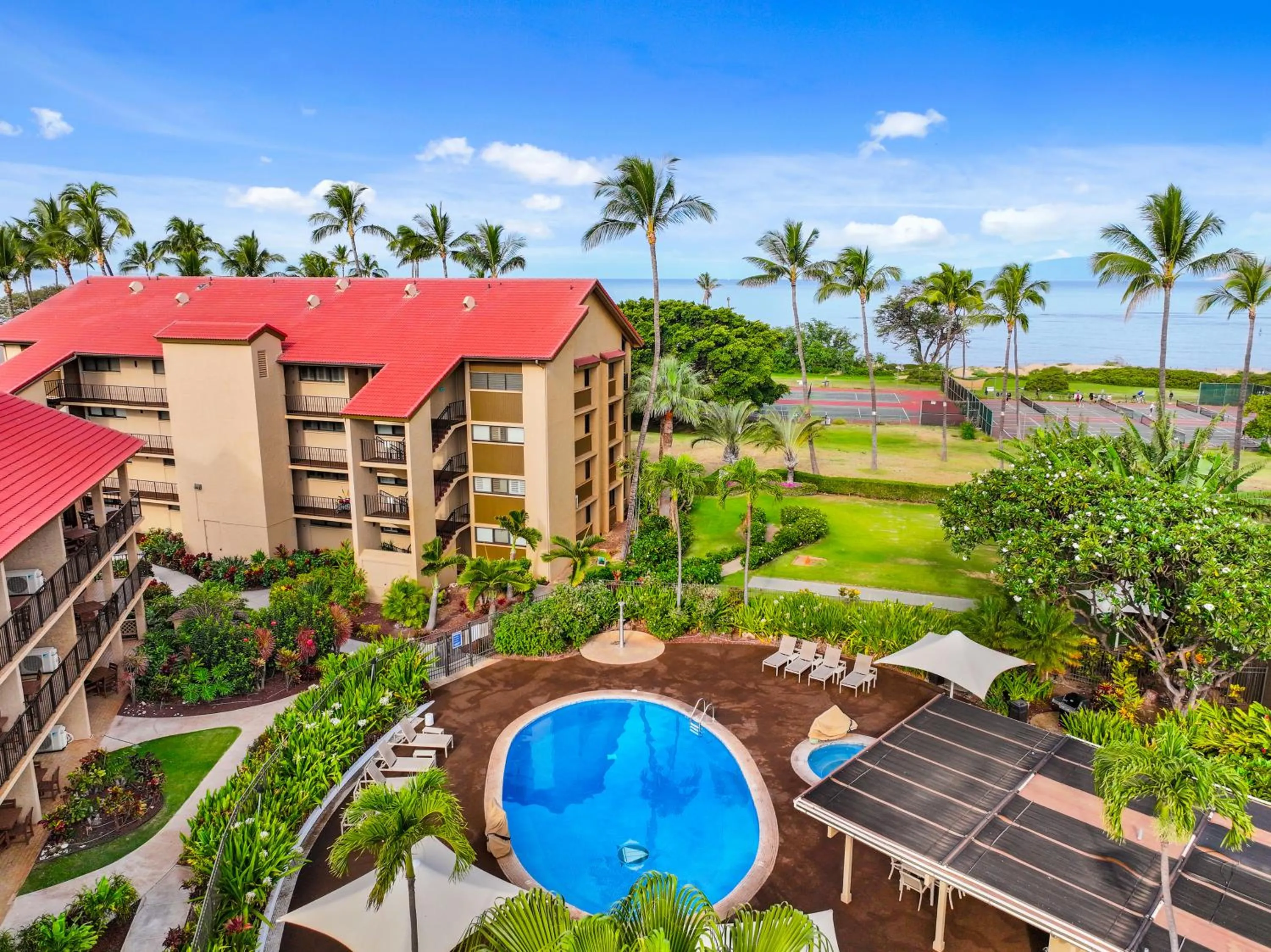 Property building in Maui Schooner Resort