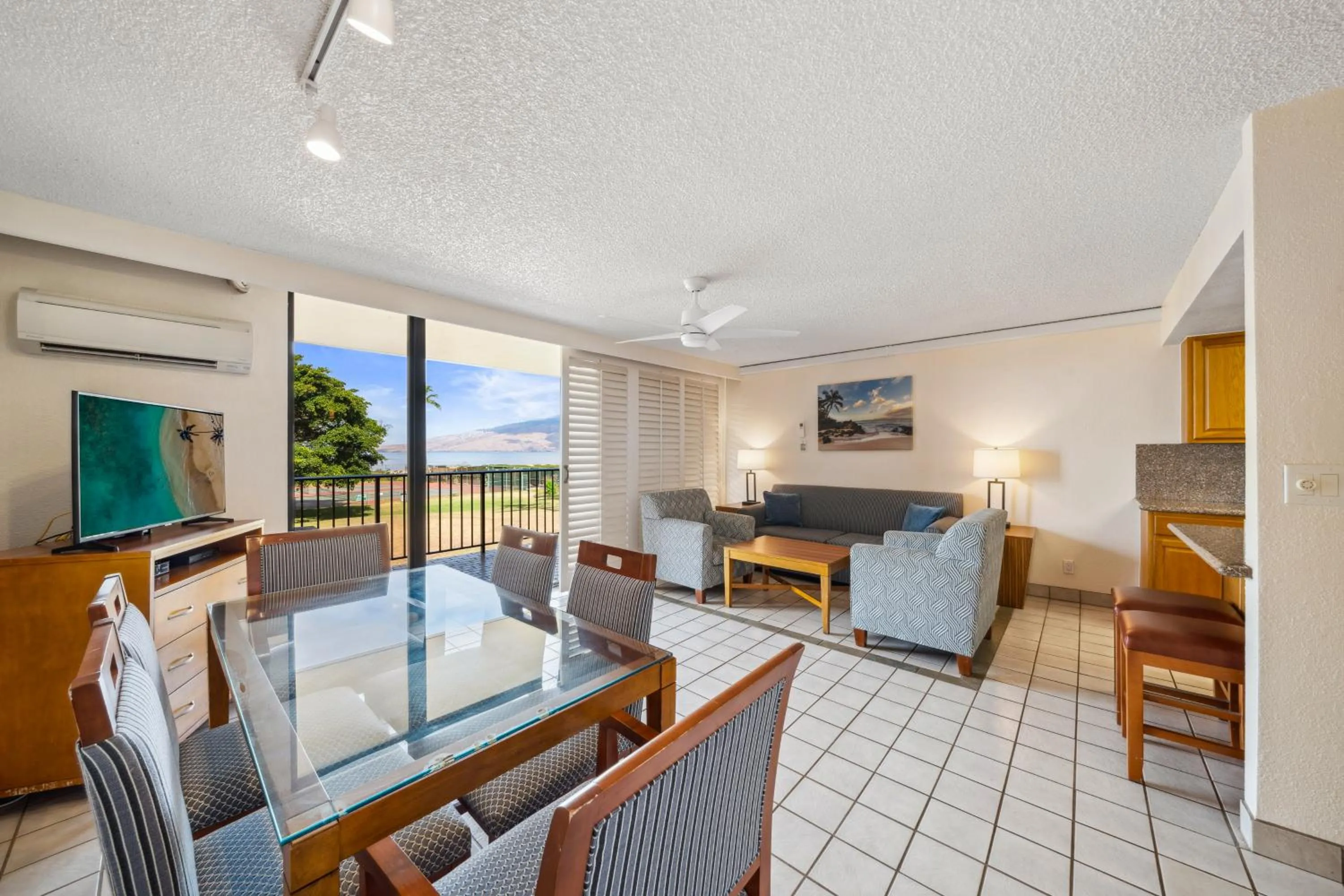 Seating area in Maui Schooner Resort