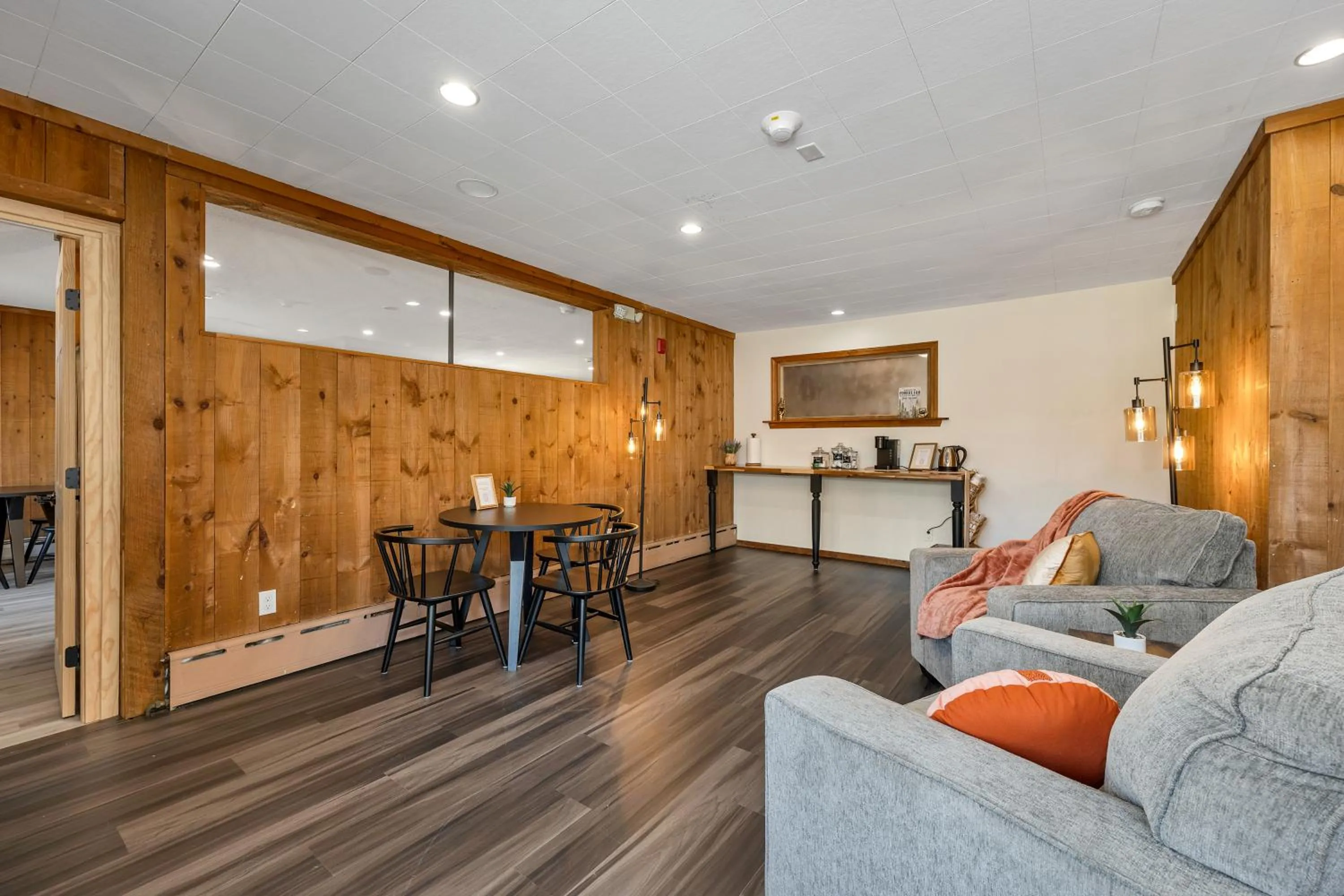 Communal lounge/ TV room in The Inn & More