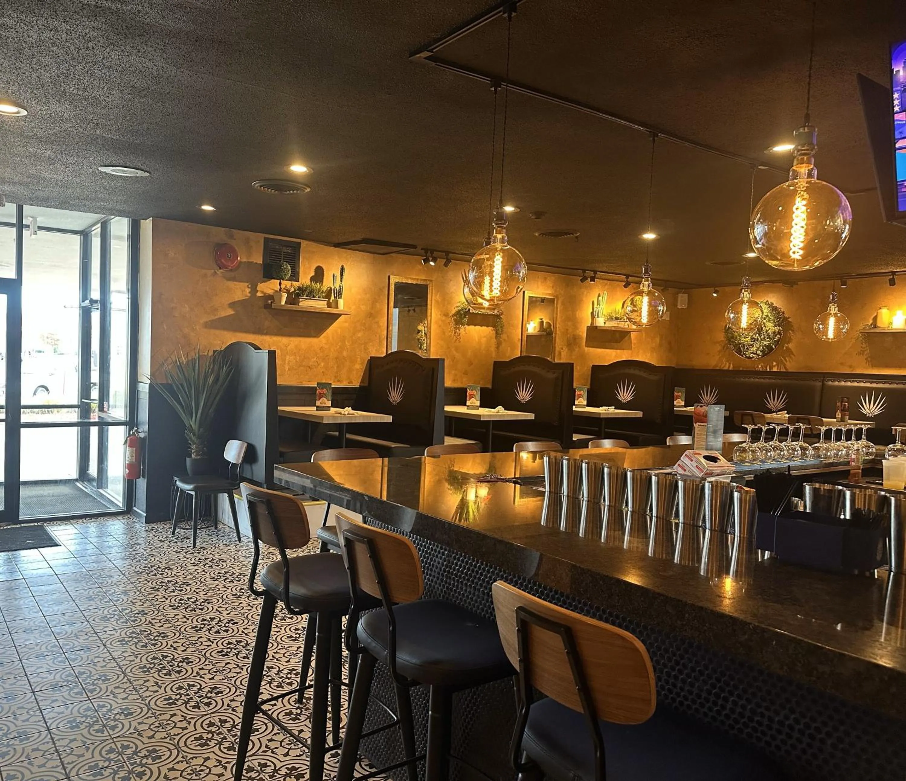 Restaurant/places to eat in HomeTowne Studios by Red Roof Painted Post