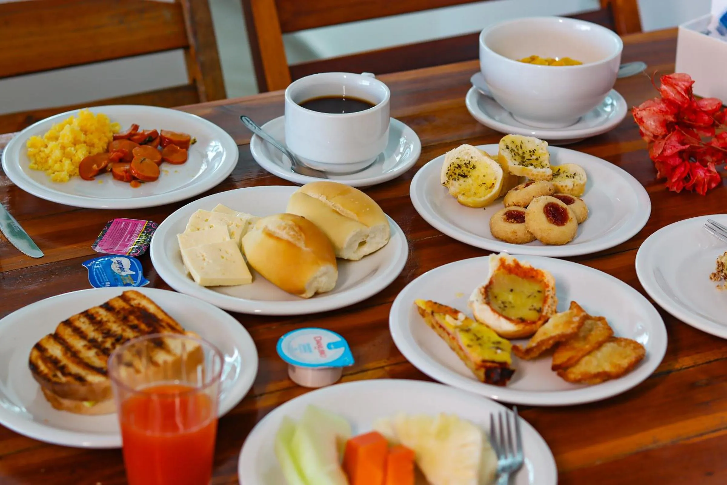 Breakfast in Porto Vila by AFT