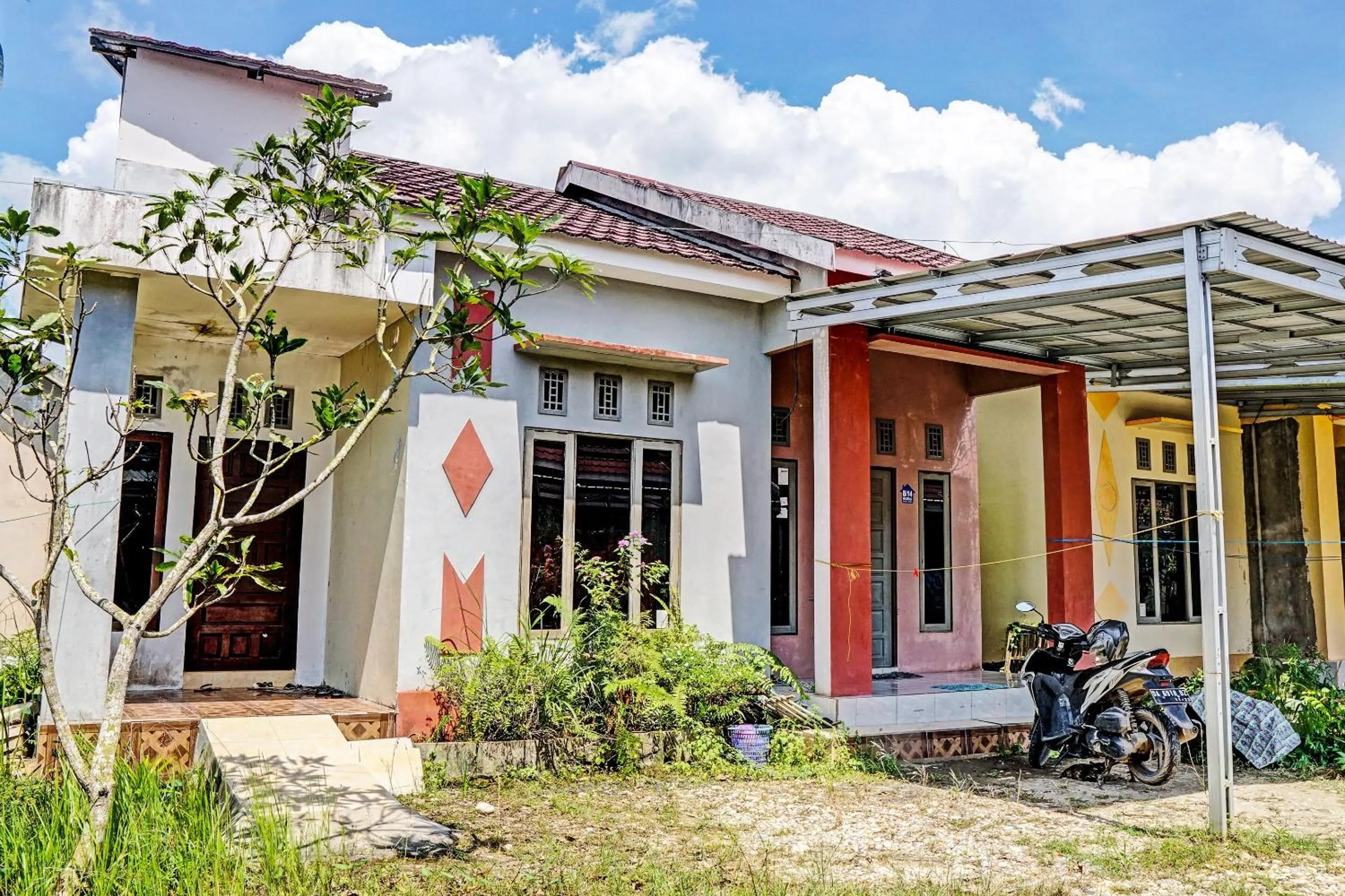Facade/entrance in Hotel O Kost Axcel