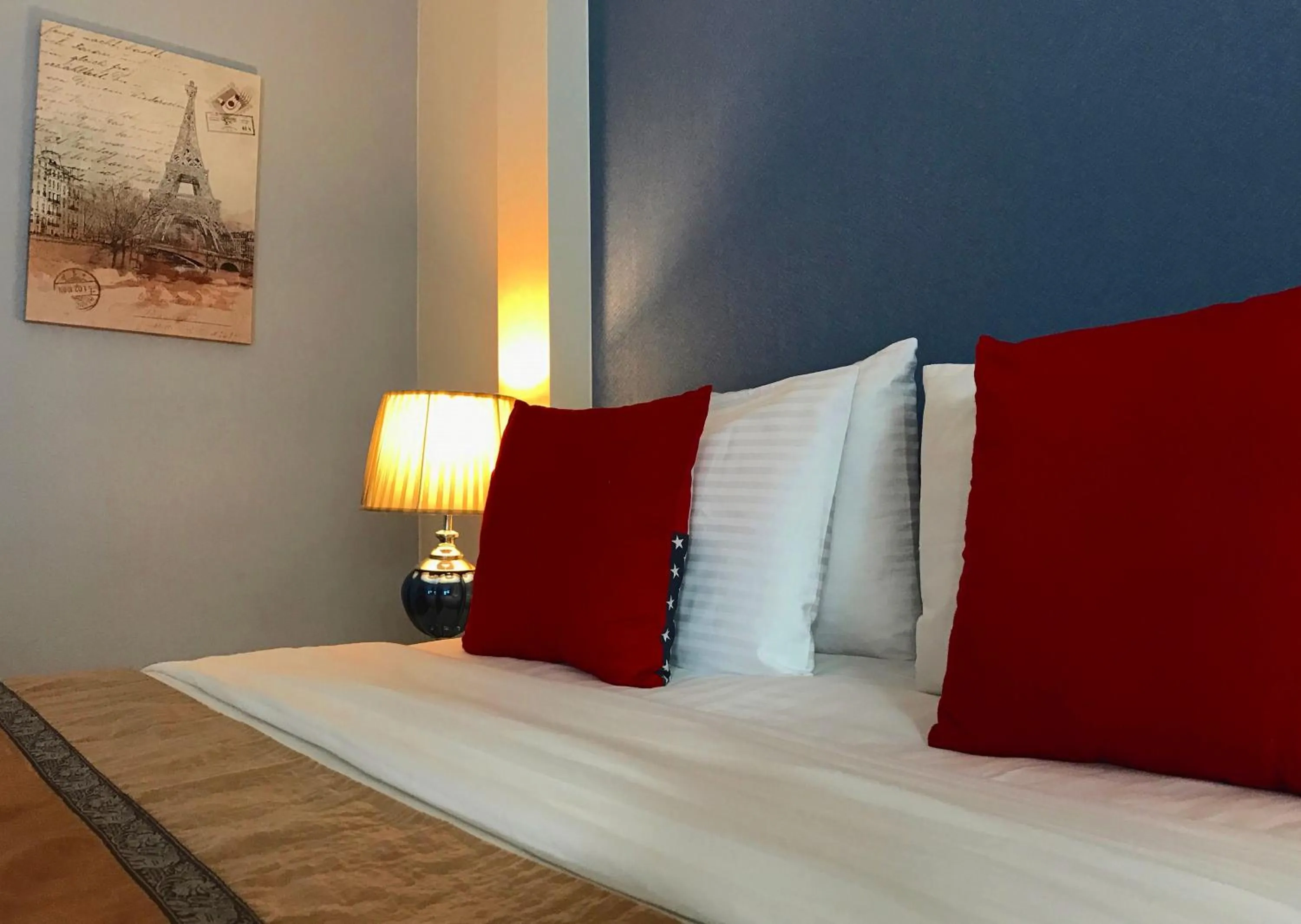 Bed in The Tamnan Pattaya Hotel & Resort