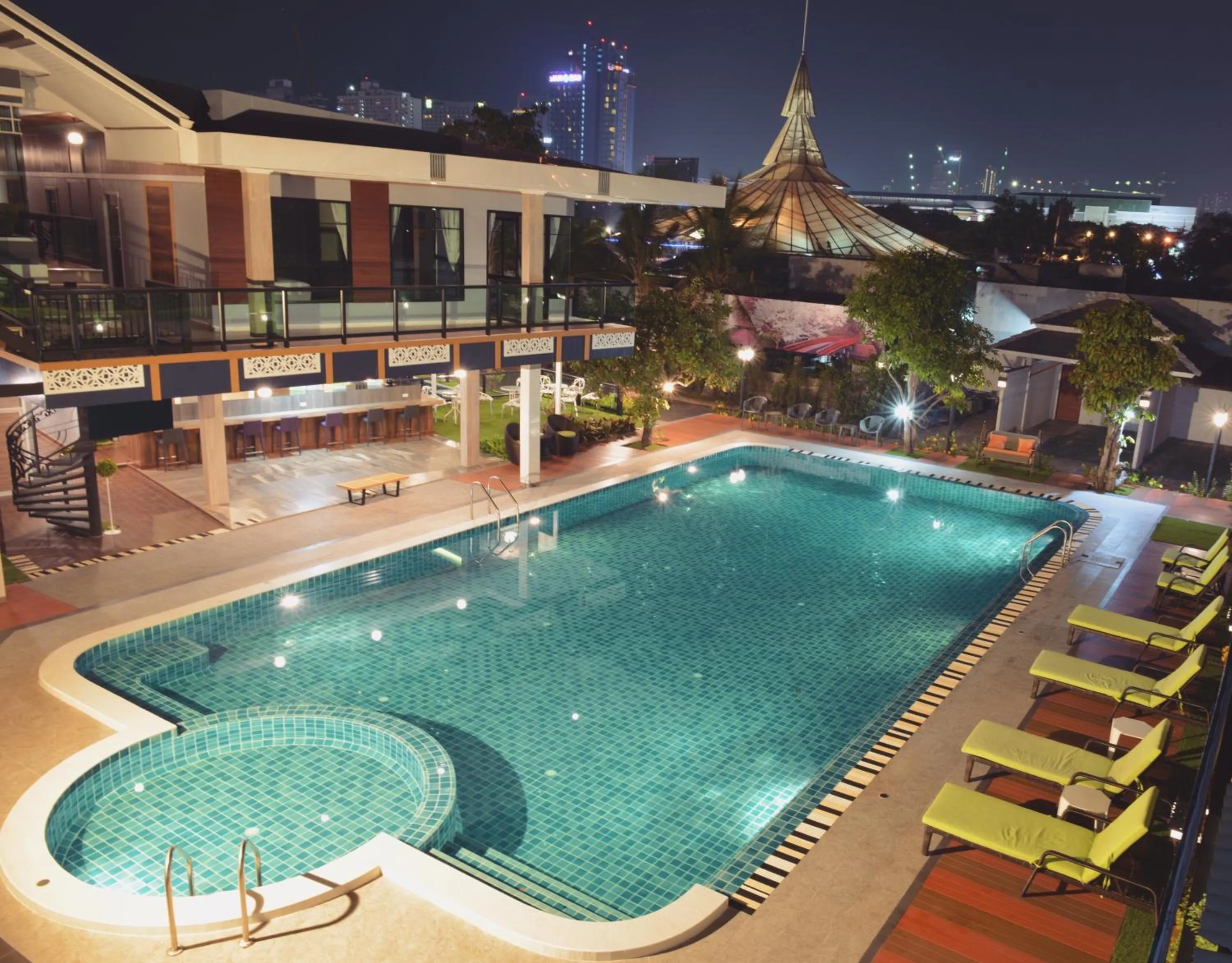 Swimming pool in The Tamnan Pattaya Hotel & Resort