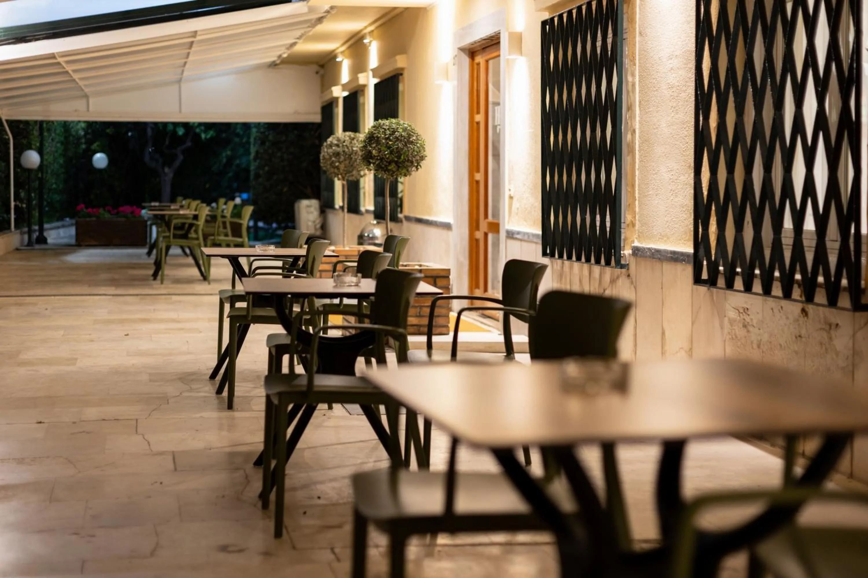 Patio in Hotel Bretagne