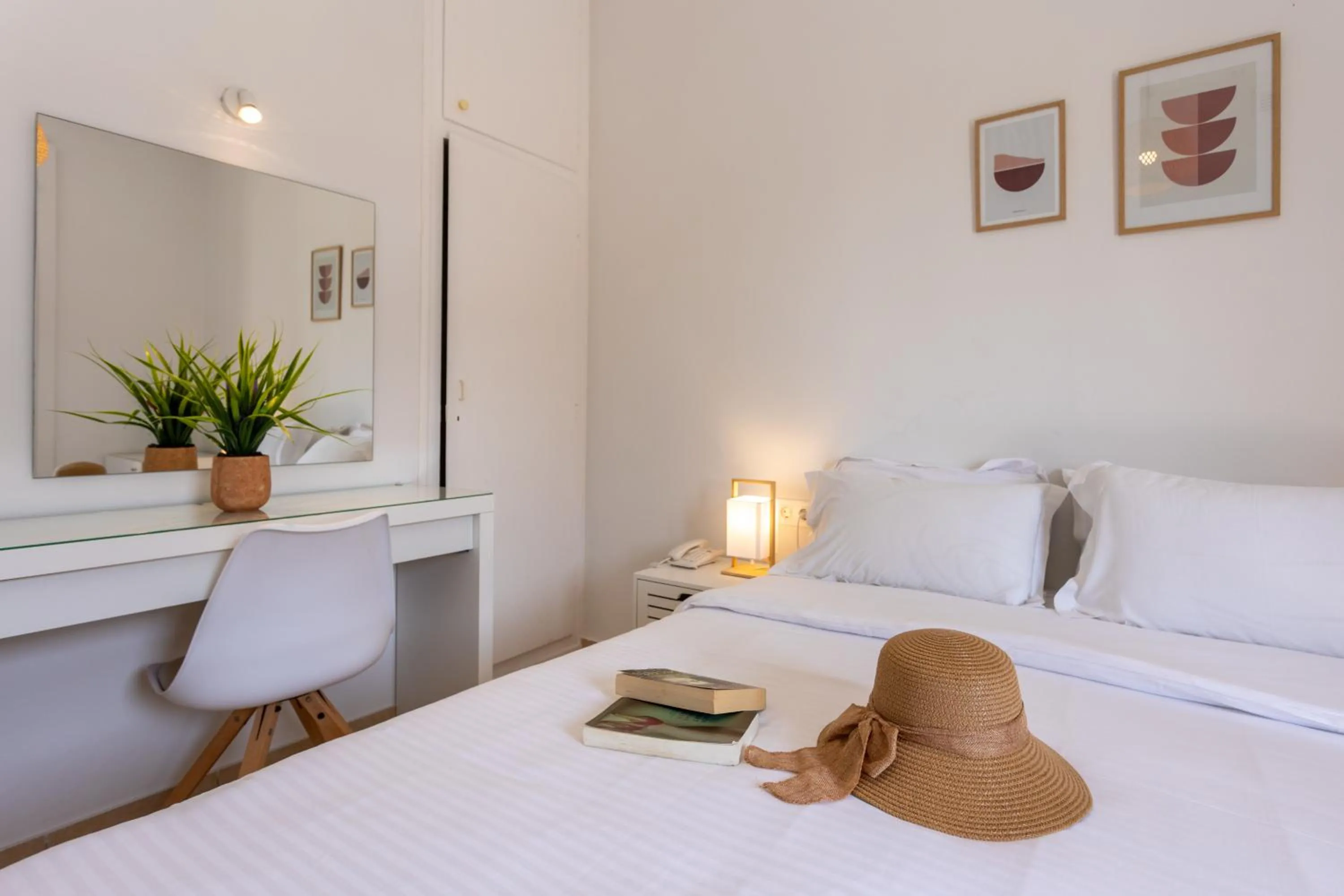 Bedroom, Bed in Hotel Bretagne