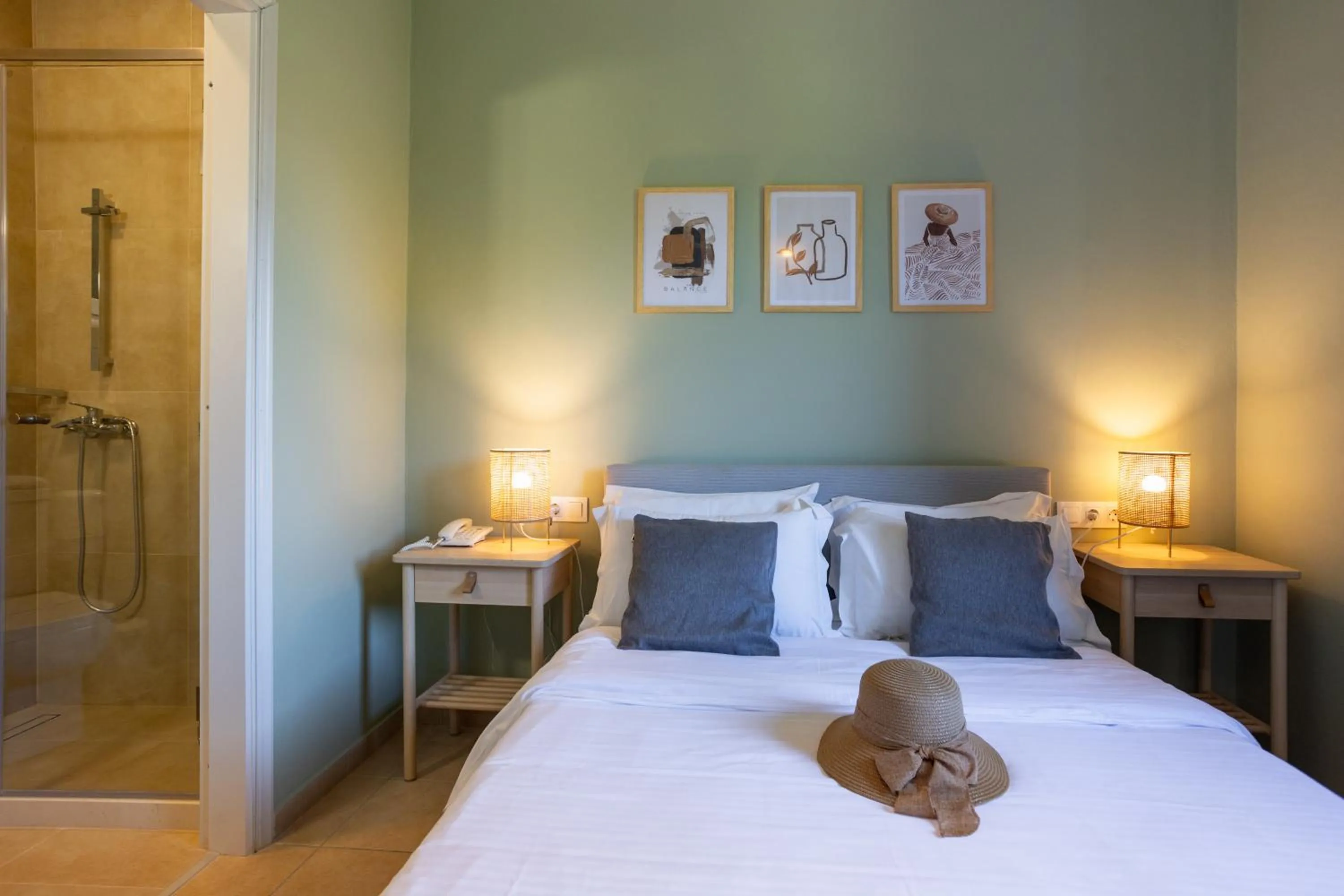 Bedroom, Bed in Hotel Bretagne