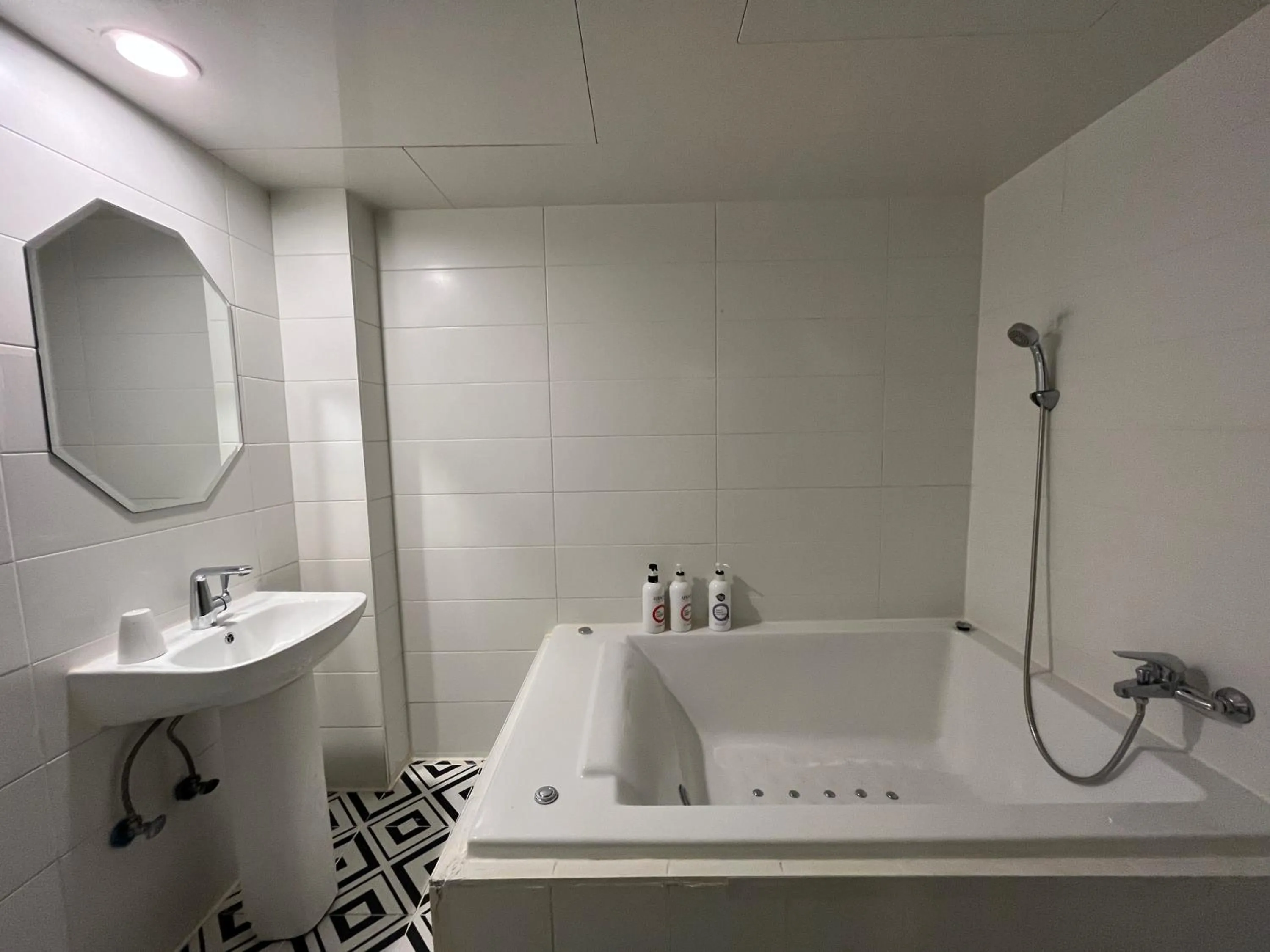 Bath in Hotel Yaja Hwajeong Station