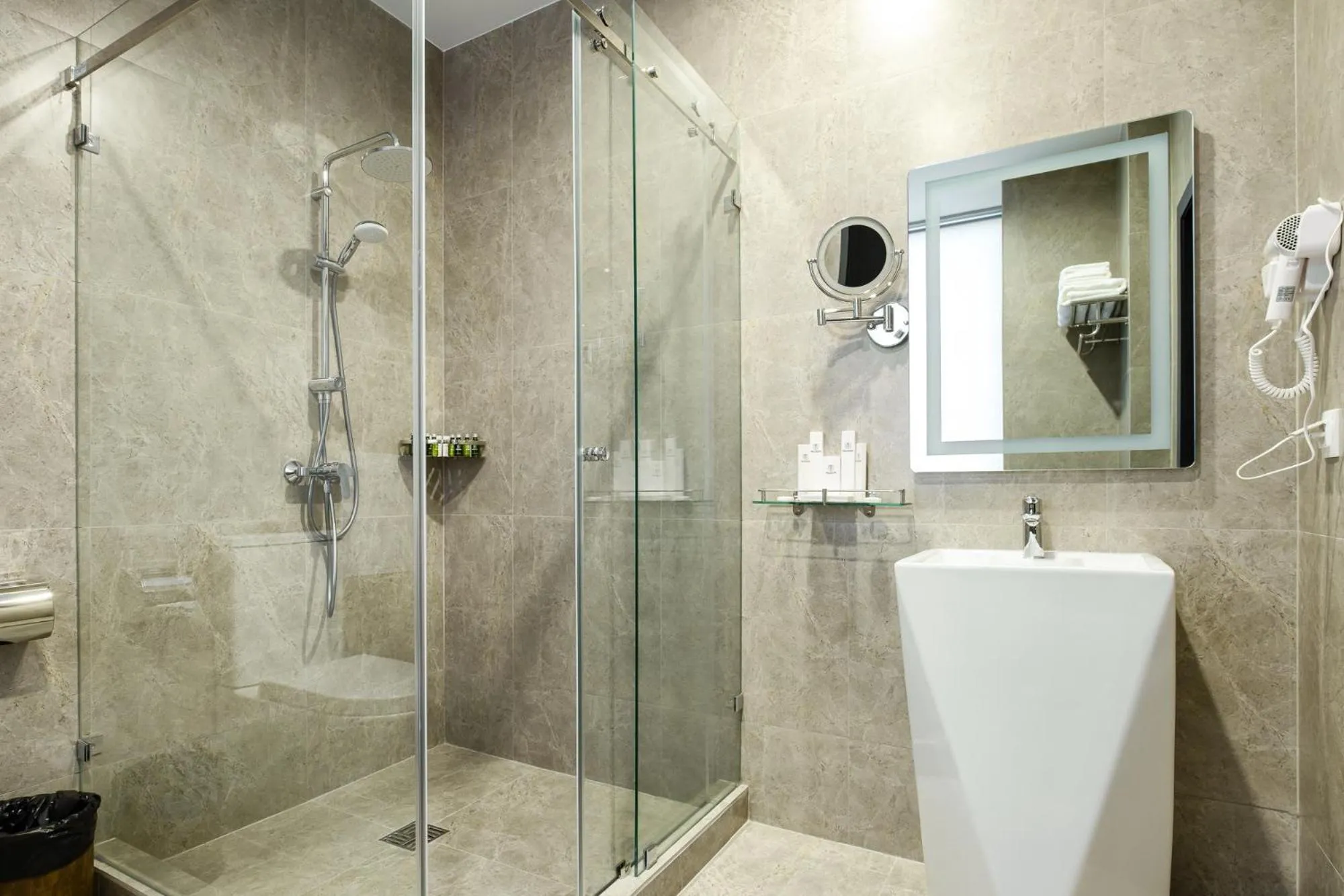 Shower in Grand Mildom Hotel