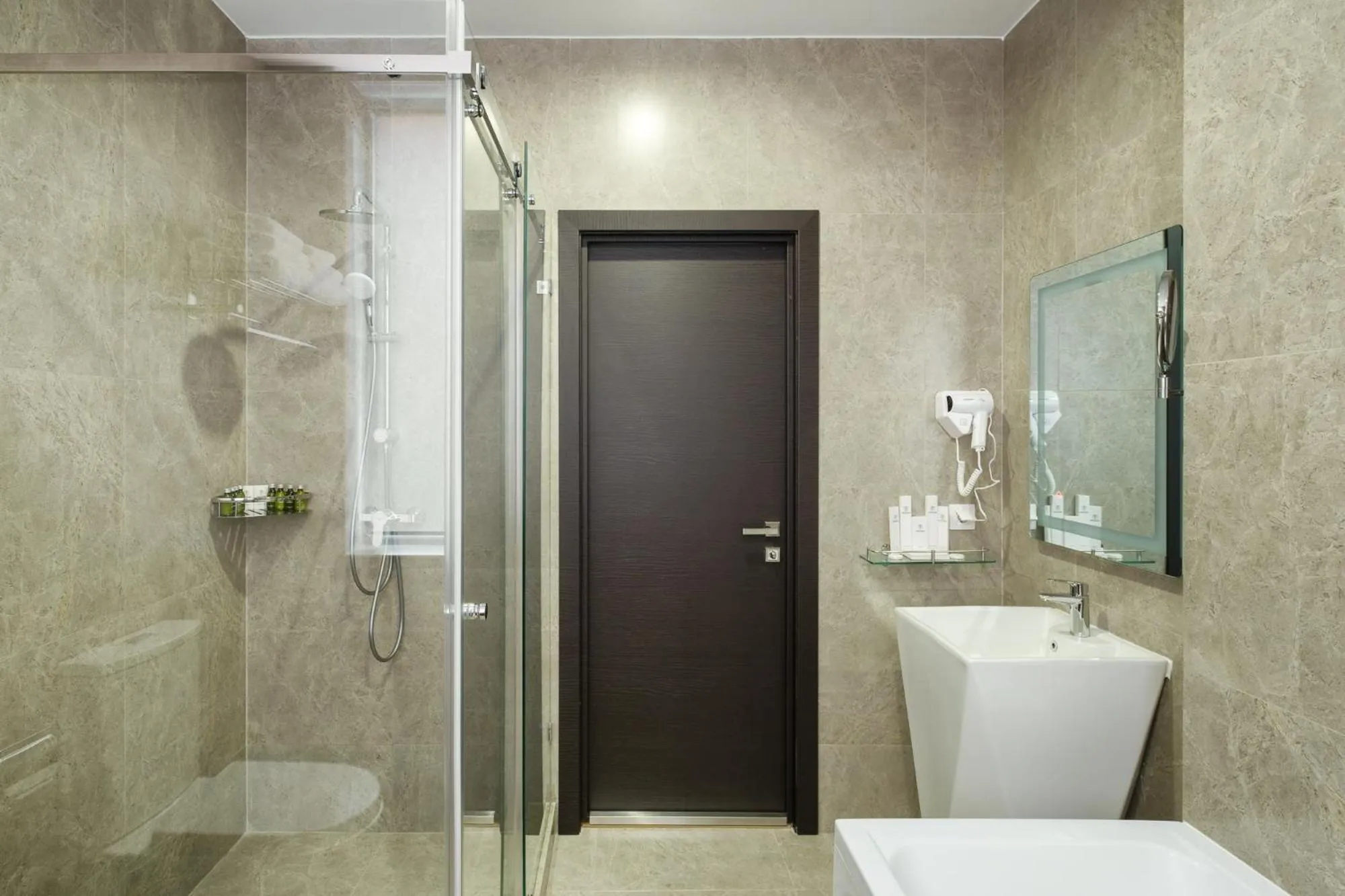 Shower in Grand Mildom Hotel