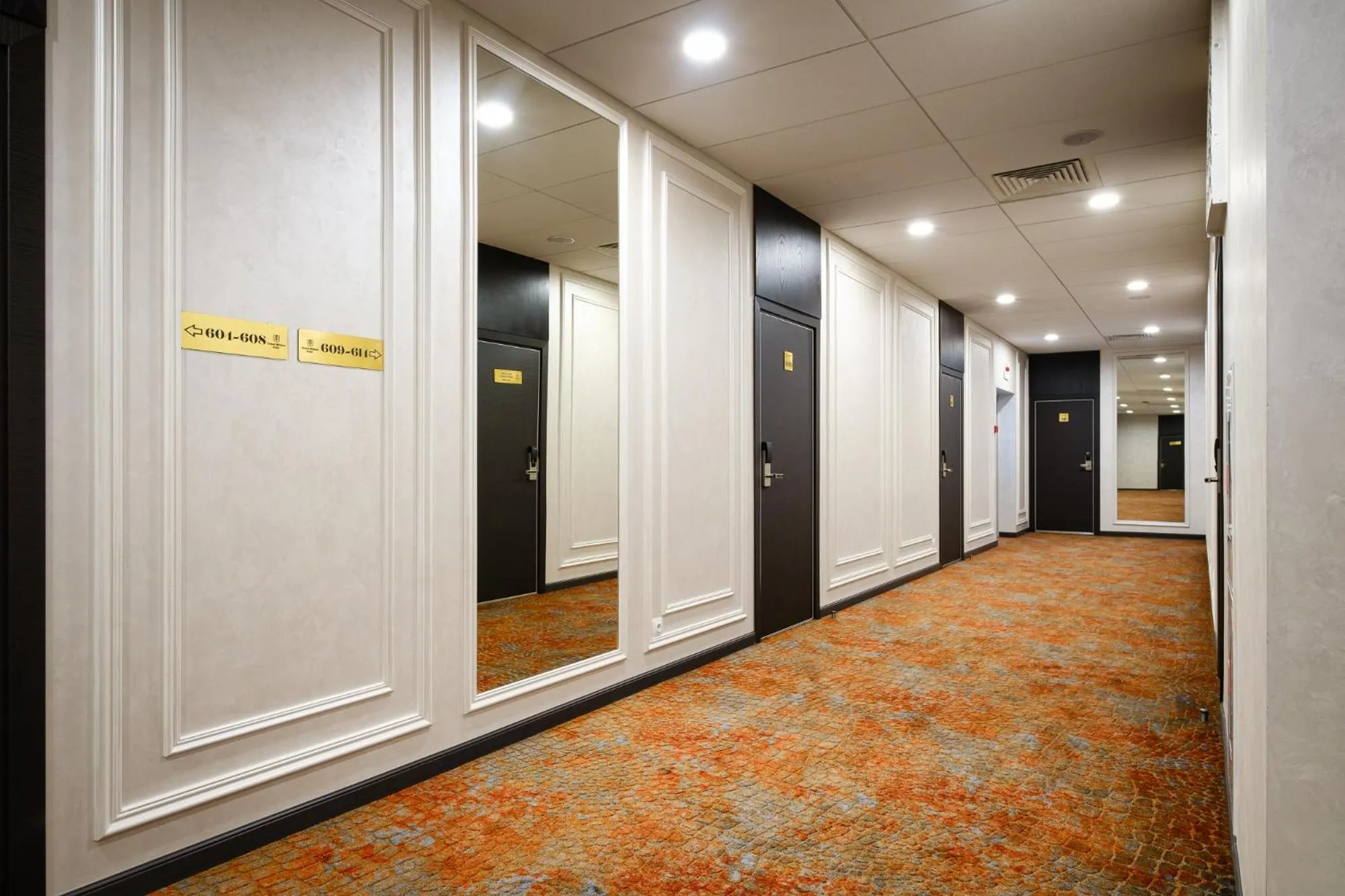 Property building in Grand Mildom Hotel