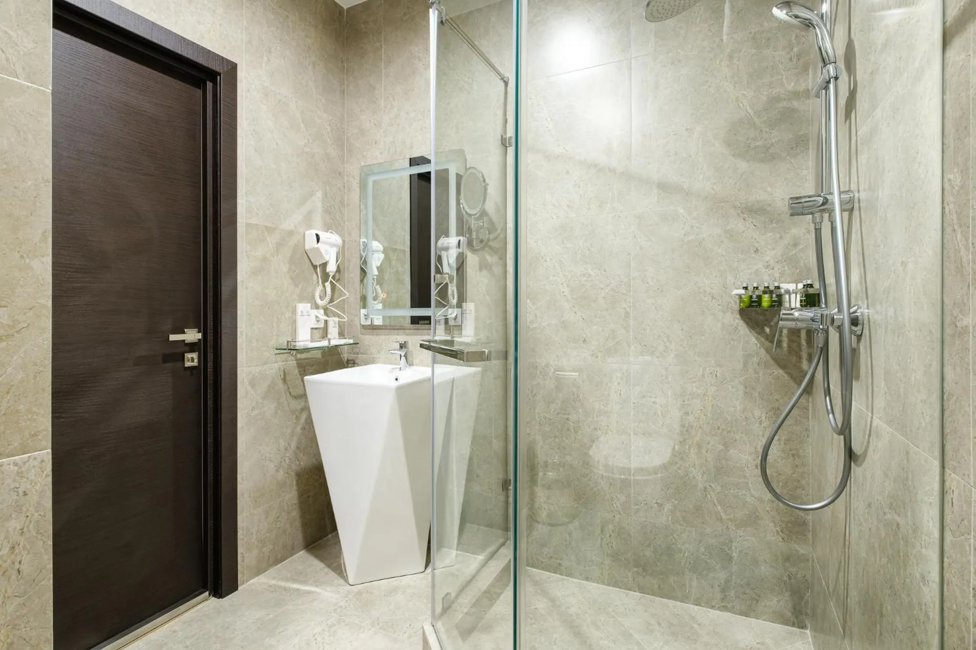 Shower in Grand Mildom Hotel