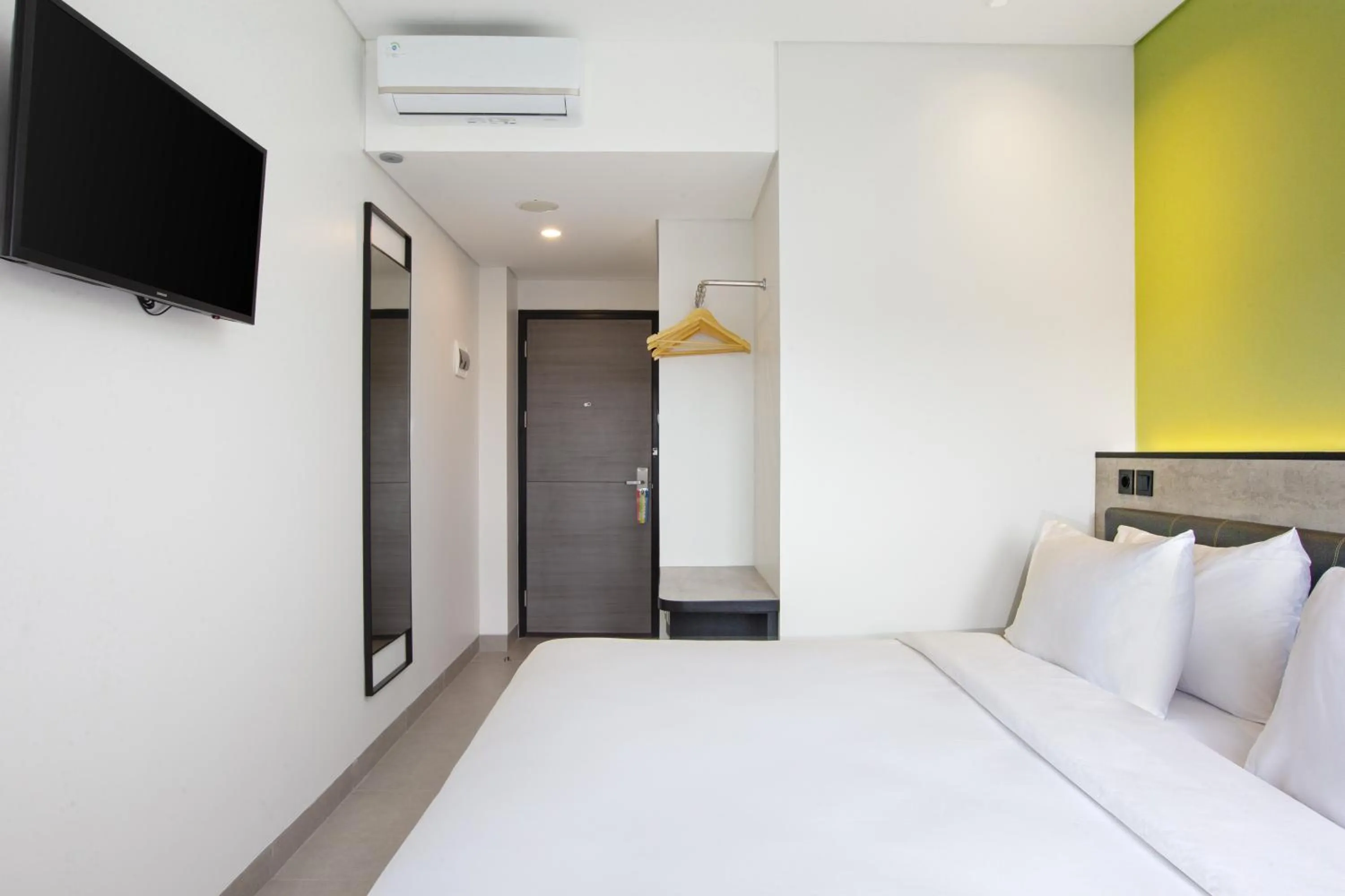 Bedroom, Bed in Amaris Hotel Kalimalang